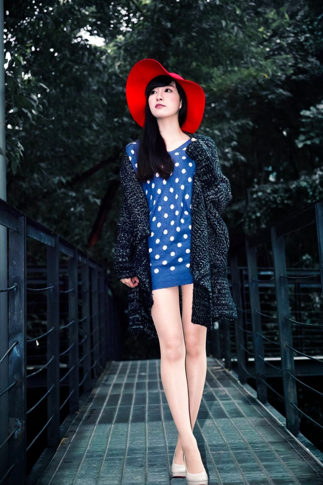 Gallery - 台湾正妹胡佳妏Cora《西门町红楼外拍》街拍写真集：优雅针织衫红帽御姐，尽显城市复古文艺风情台湾街拍气质清纯御女郎 - Royal Lady  女神私房照_秀色女神 - image 16