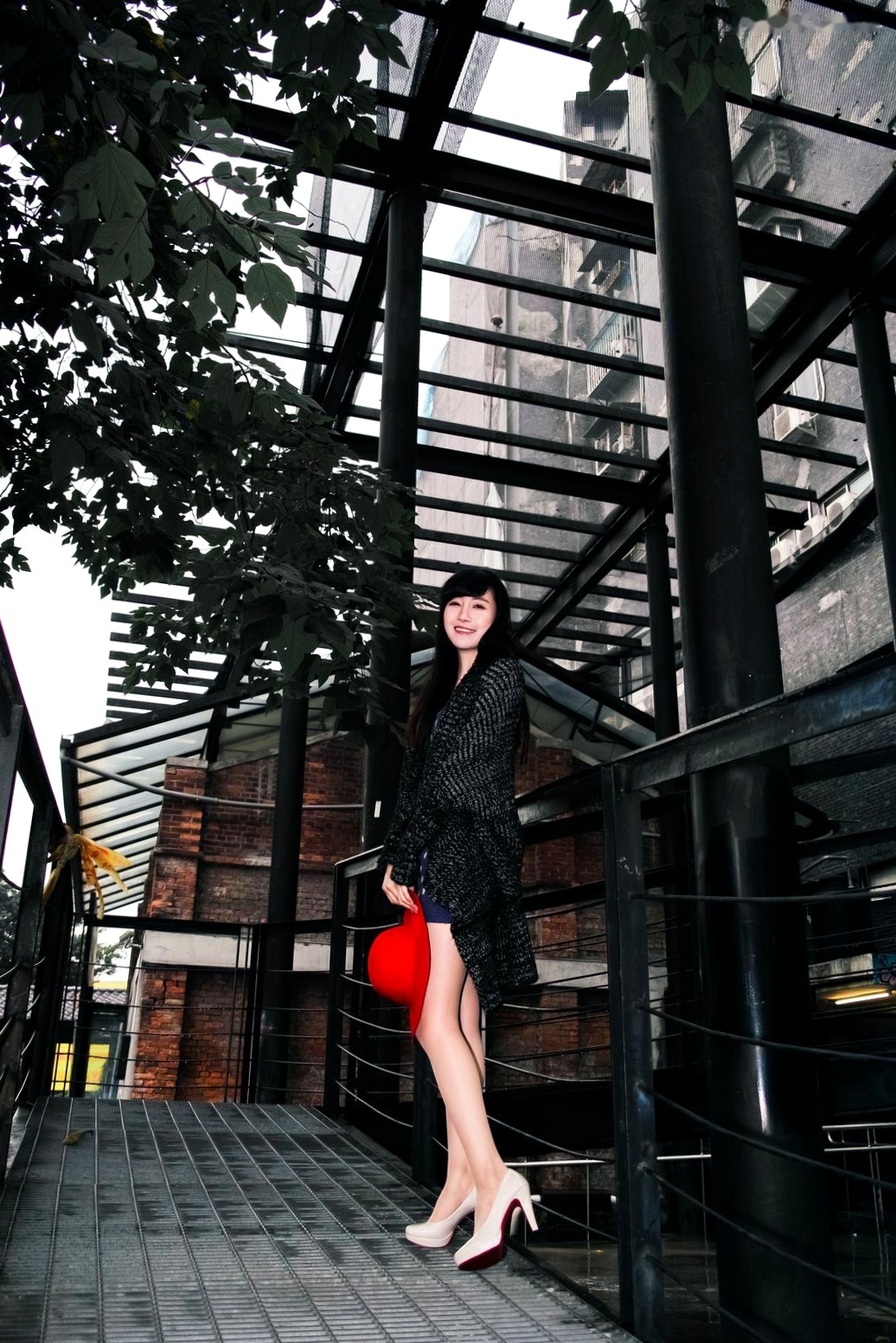 Gallery - 台湾正妹胡佳妏Cora《西门町红楼外拍》街拍写真集：优雅针织衫红帽御姐，尽显城市复古文艺风情台湾街拍气质清纯御女郎 - Royal Lady  女神私房照_秀色女神 - image 17