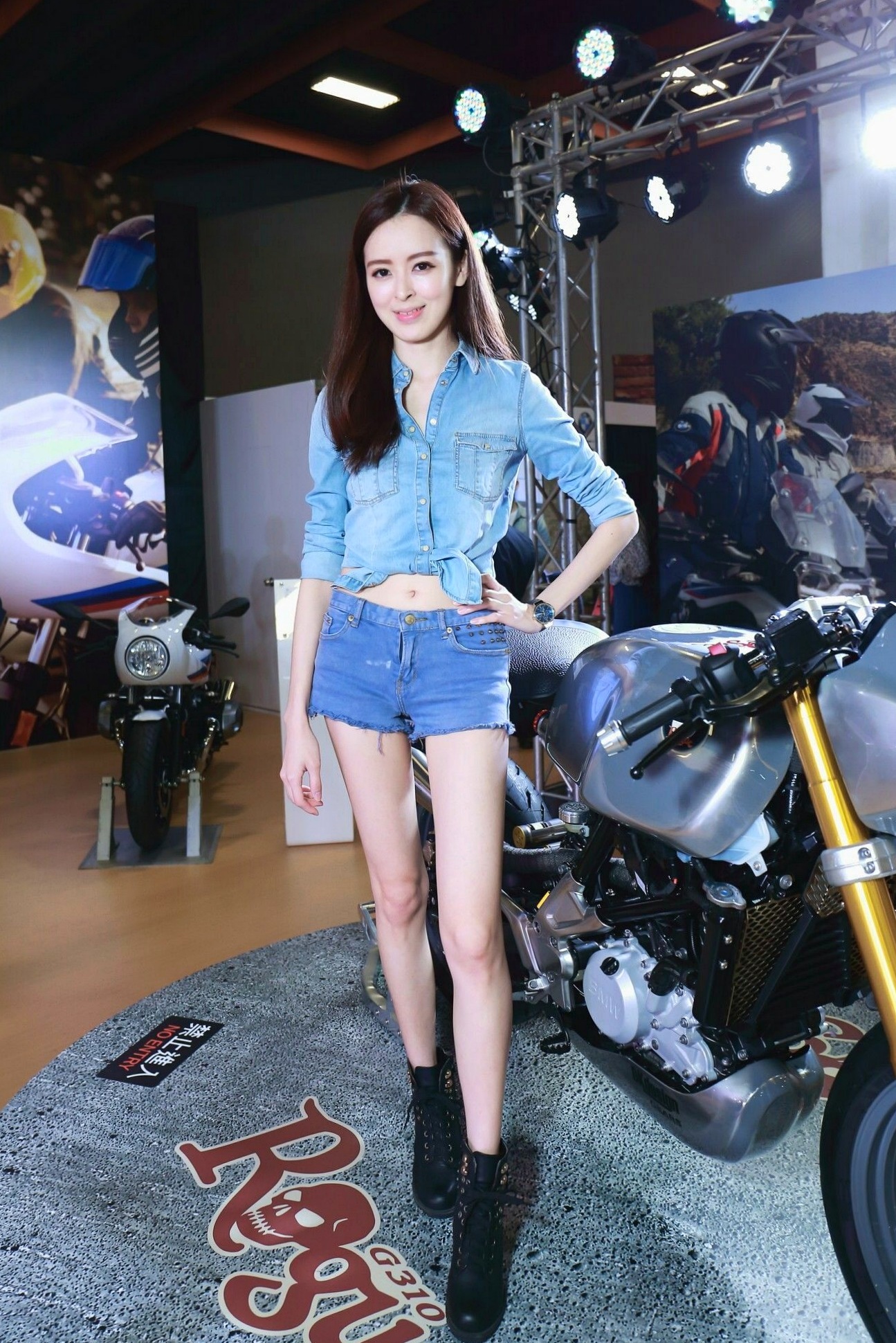 2018台北国际机车展车模摄影合集：台湾气质正妹展台互动，多款性感造型展现火辣身材与迷人魅力