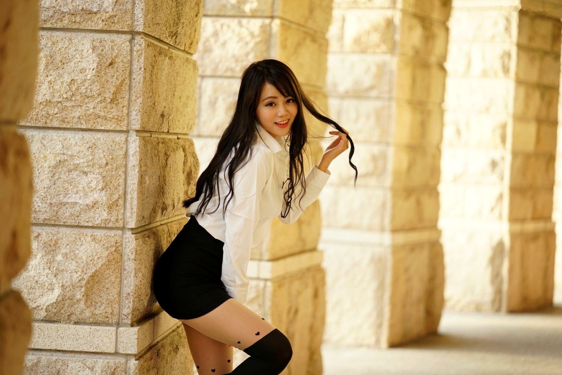 Gallery - 台湾正妹Candy孙卉彤亚洲大学外拍写真集：白衬衫包臀裙演绎禁欲系OL职场风，优雅美腿魅力十足台湾校服丝袜气质性感 女神私房照_秀色女神 - image 36