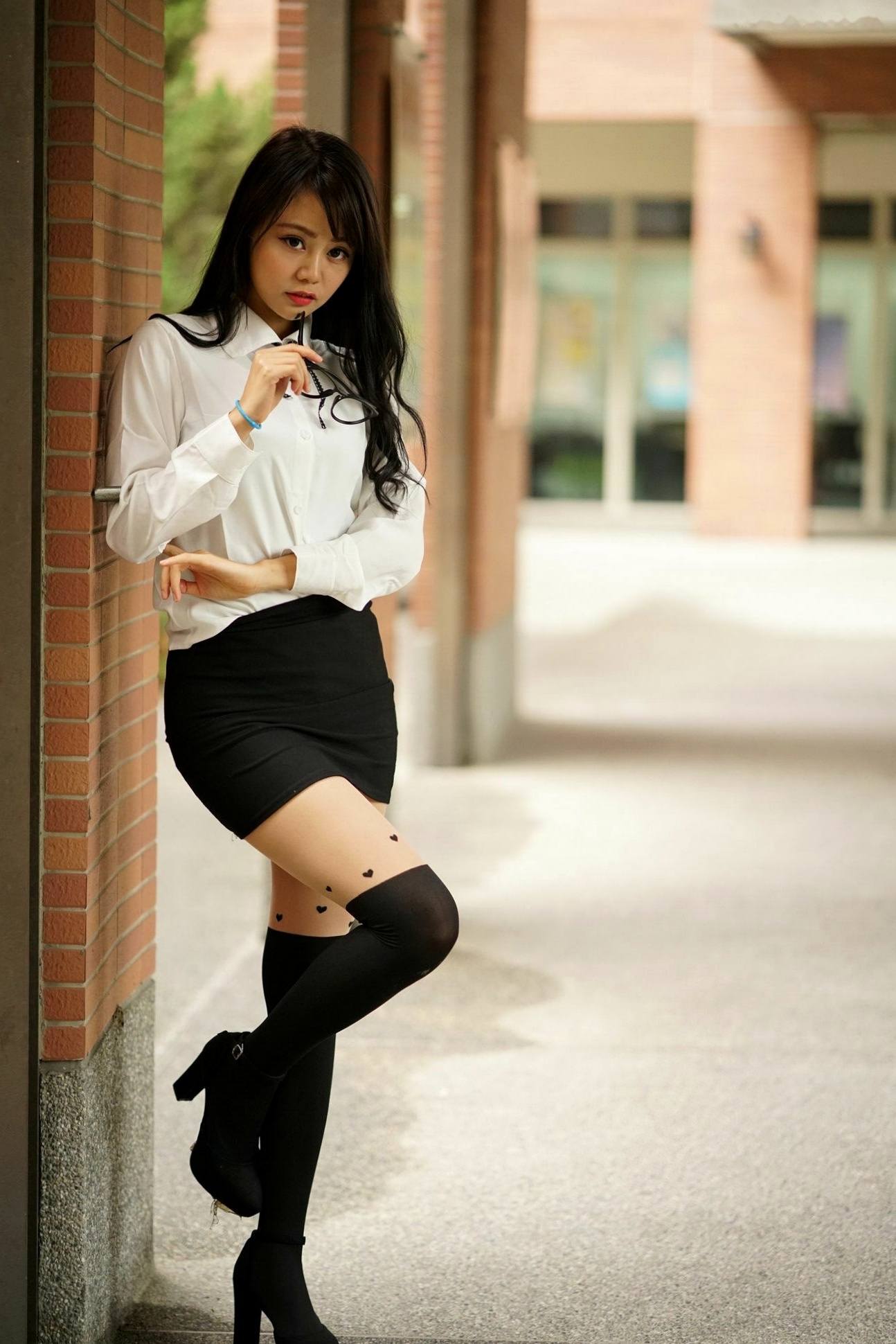 Gallery - 台湾正妹Candy孙卉彤亚洲大学外拍写真集：白衬衫包臀裙演绎禁欲系OL职场风，优雅美腿魅力十足台湾校服丝袜气质性感 女神私房照_秀色女神 - image 46