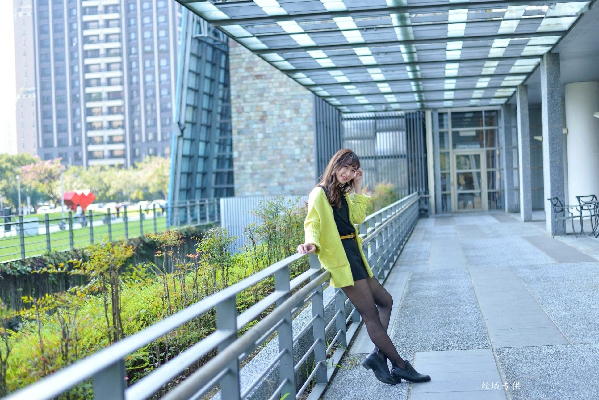 Gallery - 台湾正妹题题国美馆户外街拍，身穿黑色短裙丝袜尽展都市时尚魅力台湾街拍黑丝丝袜清新 女神私房照_秀色女神 - image 3