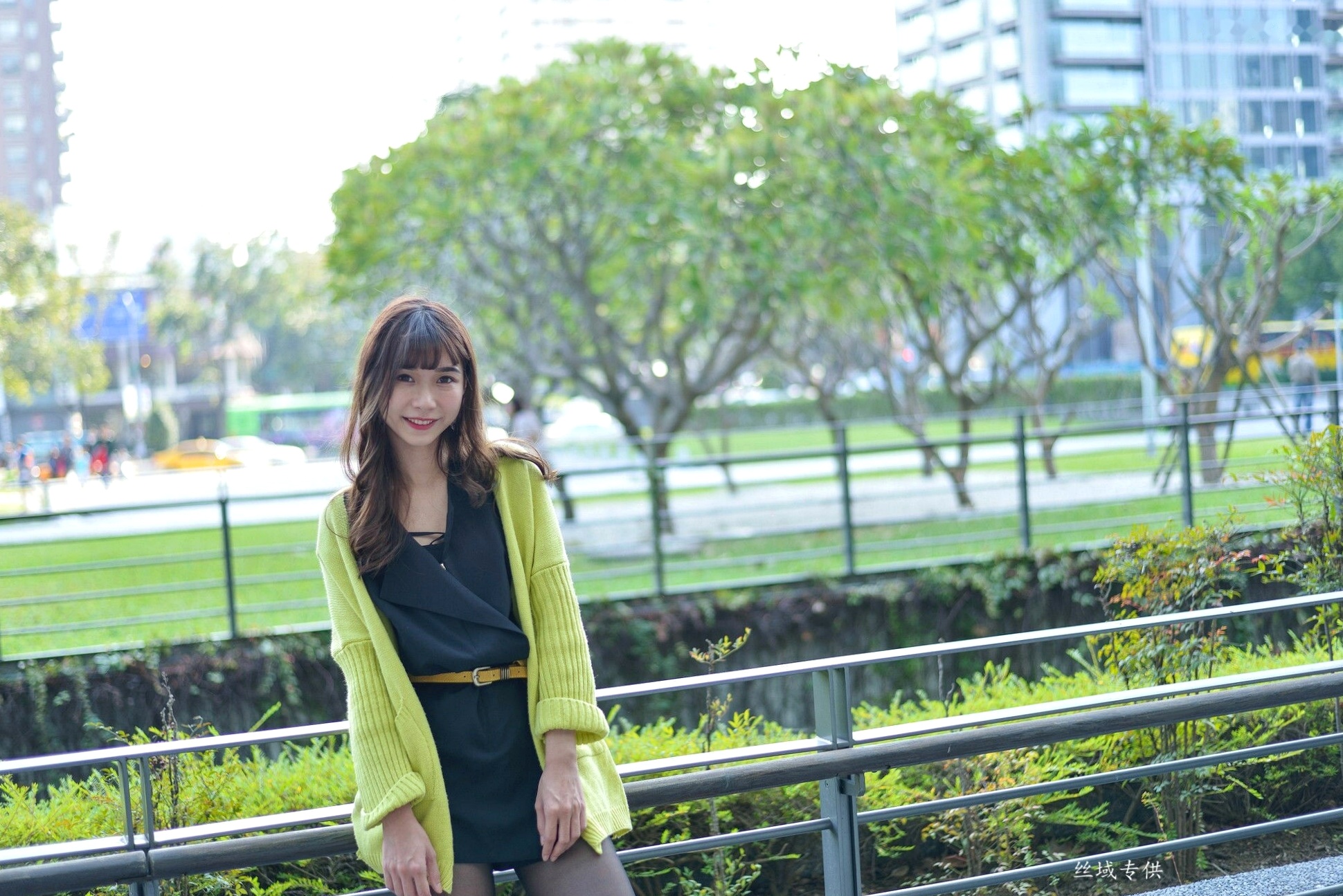 Gallery - 台湾正妹题题国美馆户外街拍，身穿黑色短裙丝袜尽展都市时尚魅力台湾街拍黑丝丝袜清新 女神私房照_秀色女神 - image 4