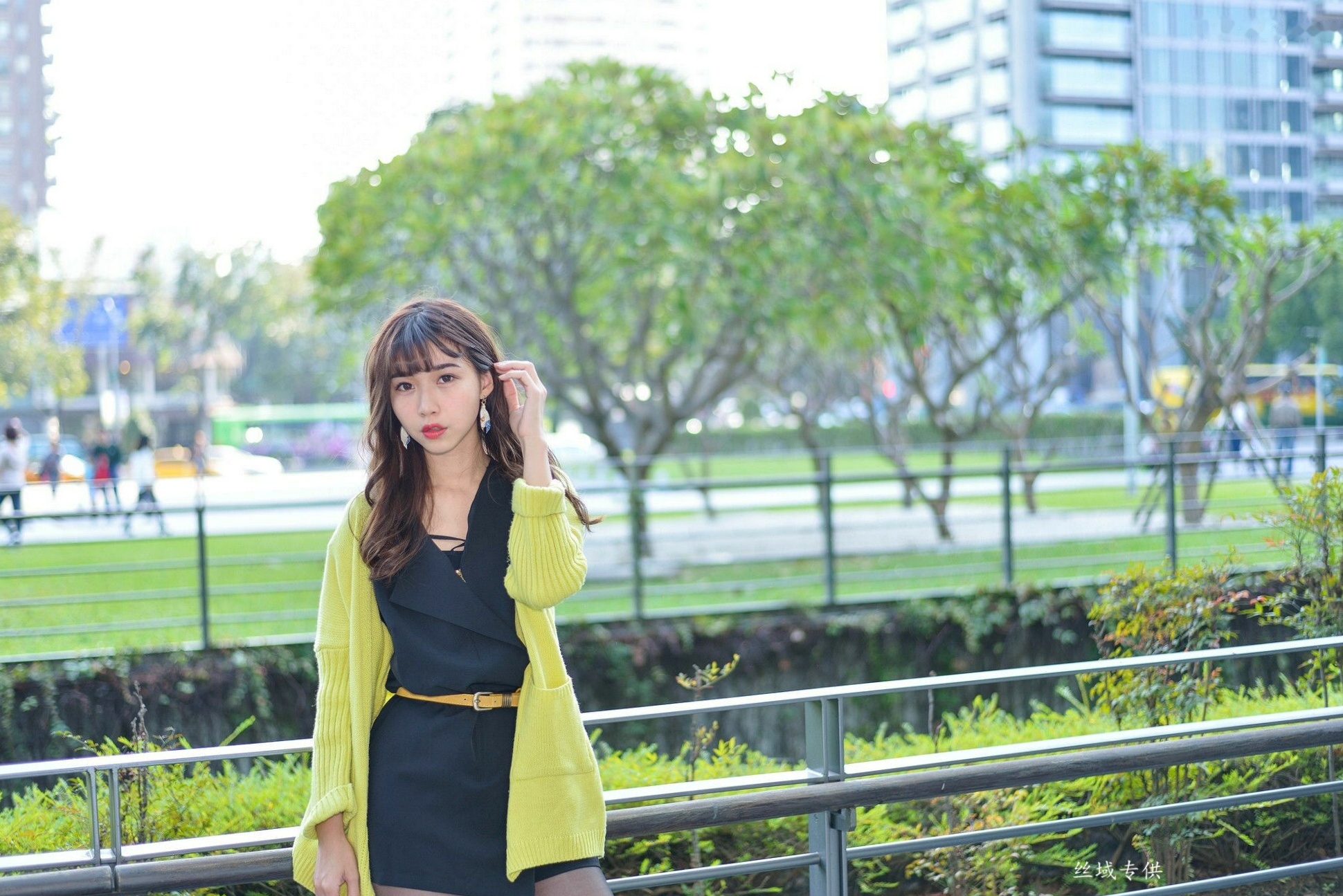 Gallery - 台湾正妹题题国美馆户外街拍，身穿黑色短裙丝袜尽展都市时尚魅力台湾街拍黑丝丝袜清新 女神私房照_秀色女神 - image 5