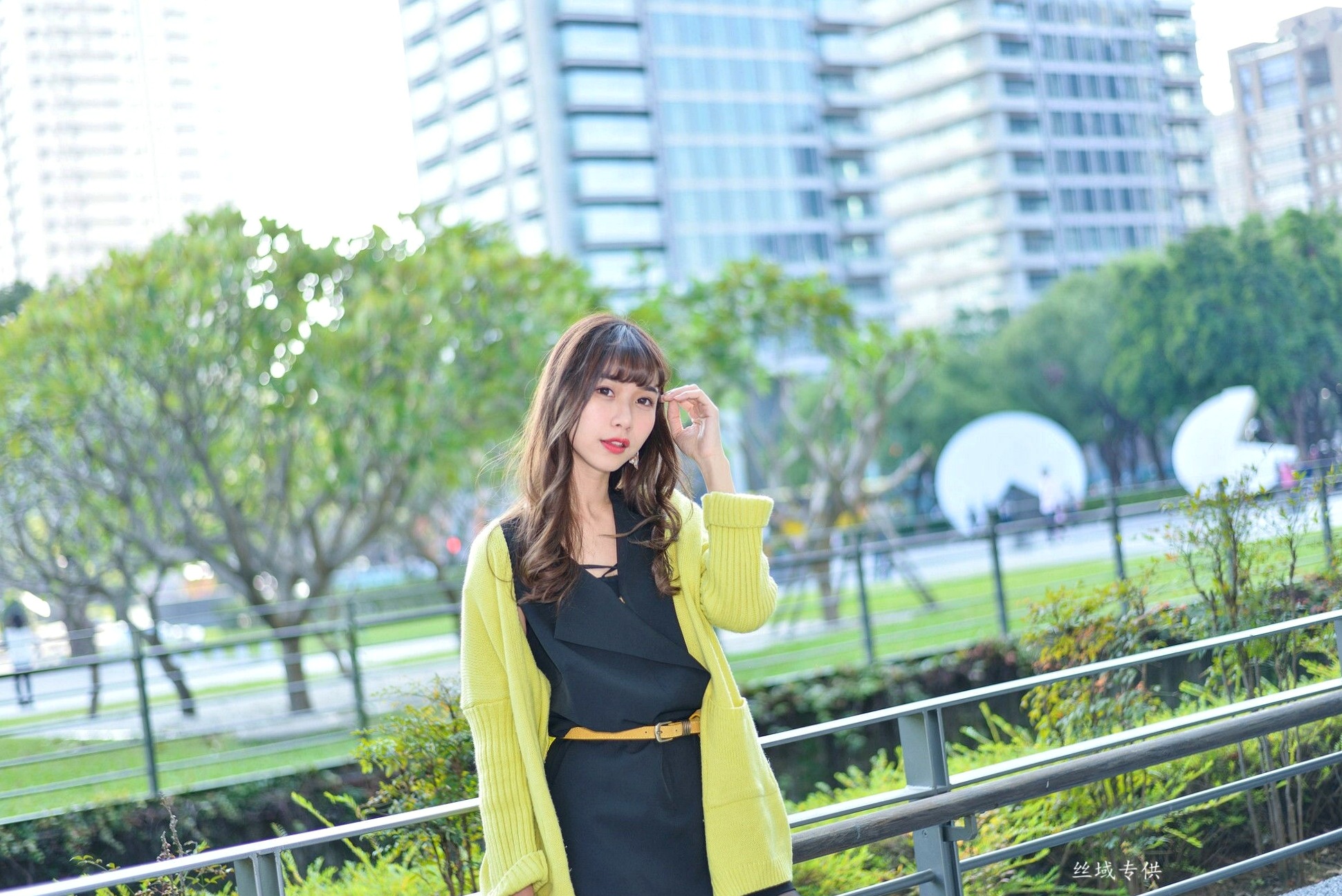 Gallery - 台湾正妹题题国美馆户外街拍，身穿黑色短裙丝袜尽展都市时尚魅力台湾街拍黑丝丝袜清新 女神私房照_秀色女神 - image 6