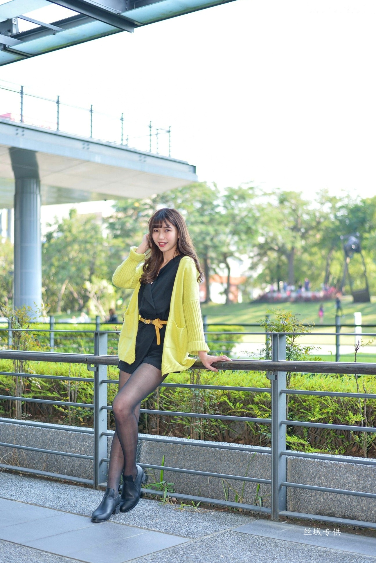 Gallery - 台湾正妹题题国美馆户外街拍，身穿黑色短裙丝袜尽展都市时尚魅力台湾街拍黑丝丝袜清新 女神私房照_秀色女神 - image 11