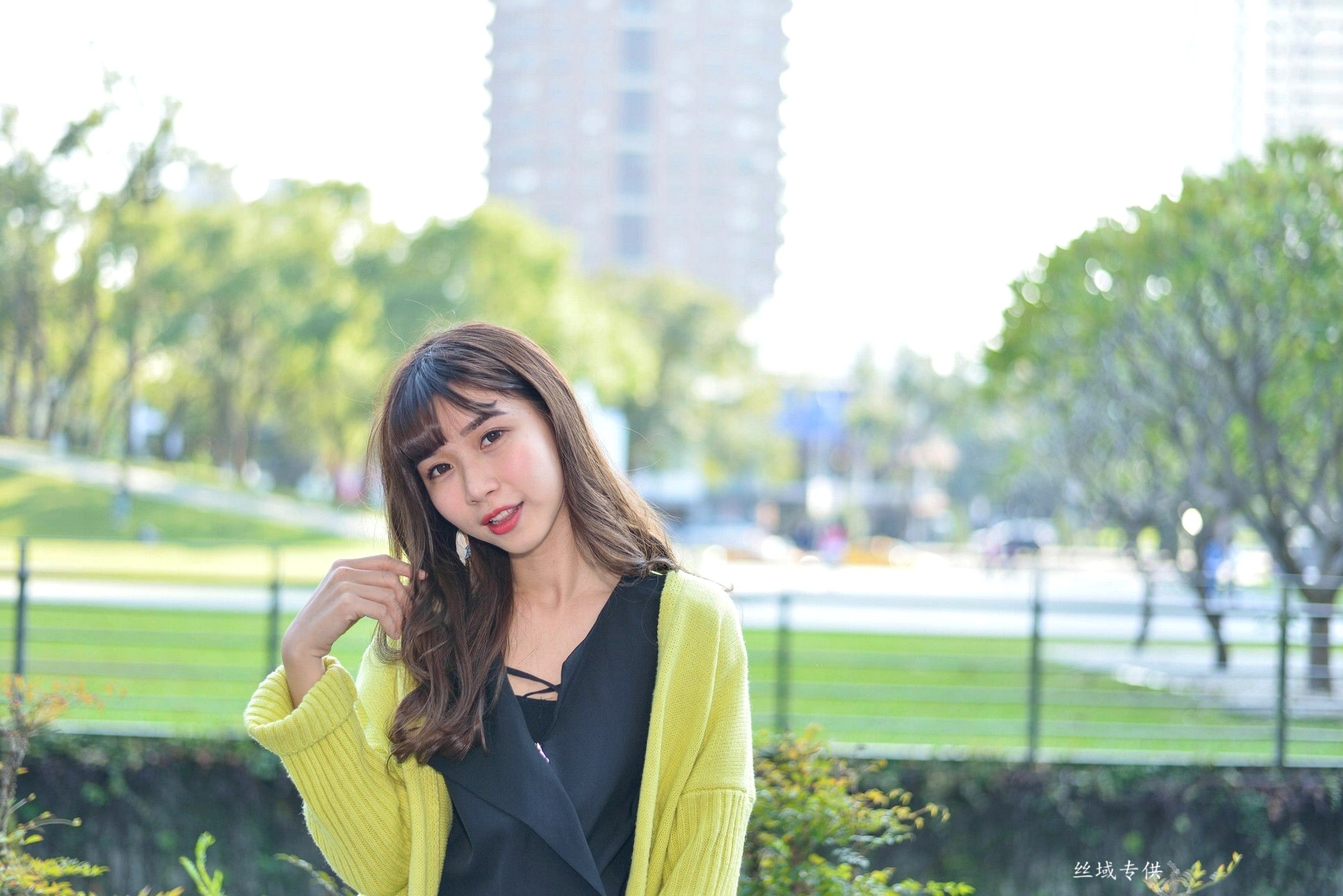 Gallery - 台湾正妹题题国美馆户外街拍，身穿黑色短裙丝袜尽展都市时尚魅力台湾街拍黑丝丝袜清新 女神私房照_秀色女神 - image 14