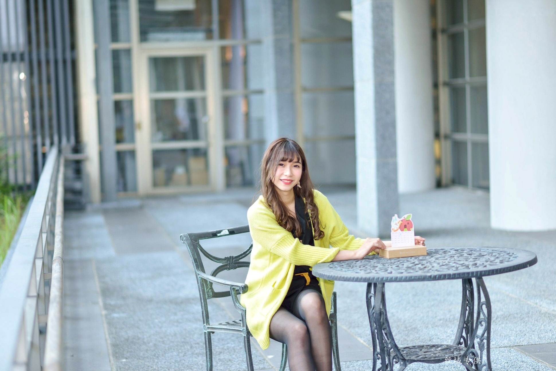 Gallery - 台湾正妹题题国美馆户外街拍，身穿黑色短裙丝袜尽展都市时尚魅力台湾街拍黑丝丝袜清新 女神私房照_秀色女神 - image 24