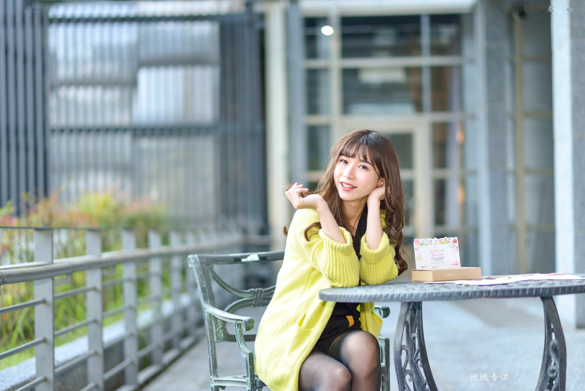 Gallery - 台湾正妹题题国美馆户外街拍，身穿黑色短裙丝袜尽展都市时尚魅力台湾街拍黑丝丝袜清新 女神私房照_秀色女神 - image 31