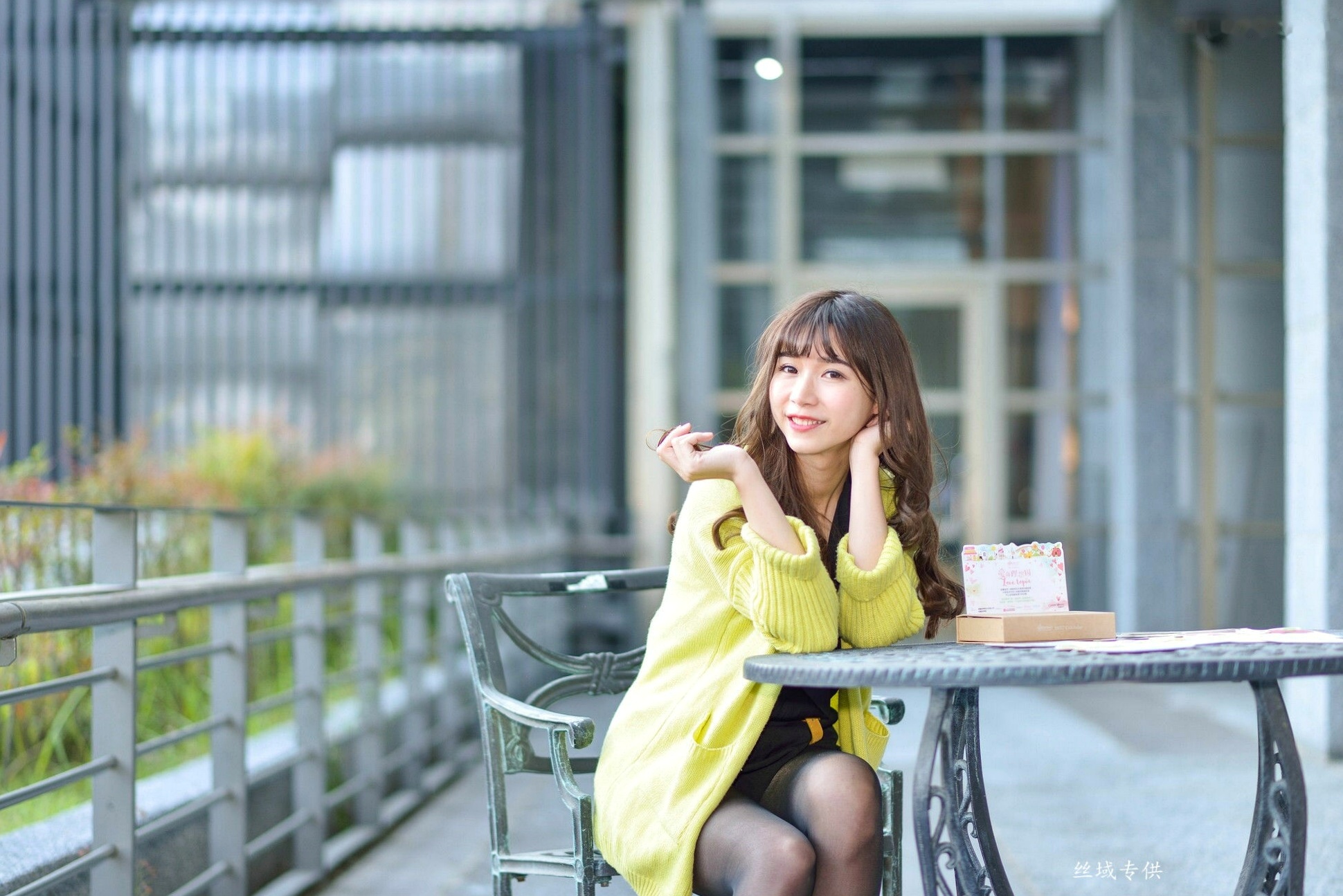 Gallery - 台湾正妹题题国美馆户外街拍，身穿黑色短裙丝袜尽展都市时尚魅力台湾街拍黑丝丝袜清新 女神私房照_秀色女神 - image 32