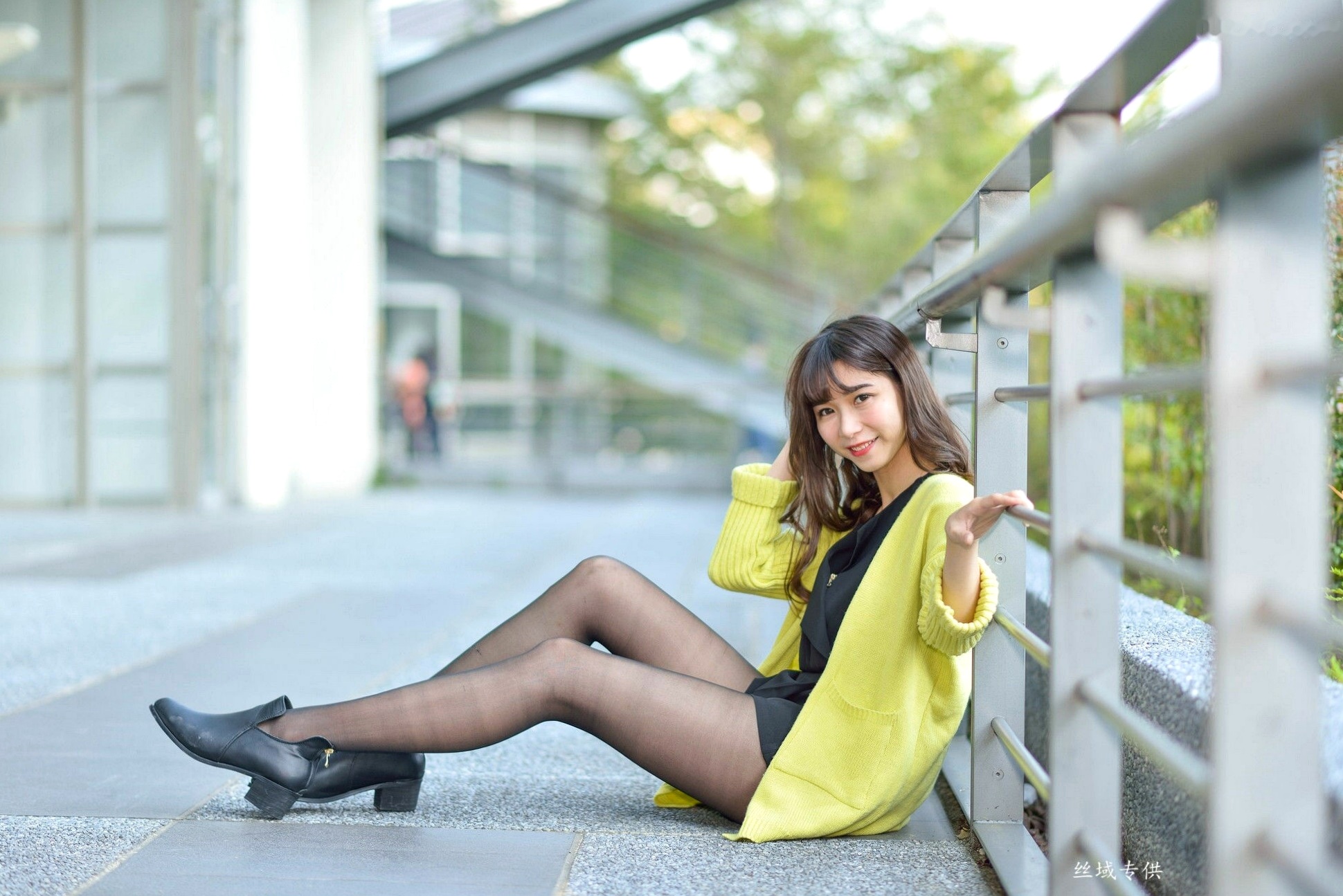 Gallery - 台湾正妹题题国美馆户外街拍，身穿黑色短裙丝袜尽展都市时尚魅力台湾街拍黑丝丝袜清新 女神私房照_秀色女神 - image 41