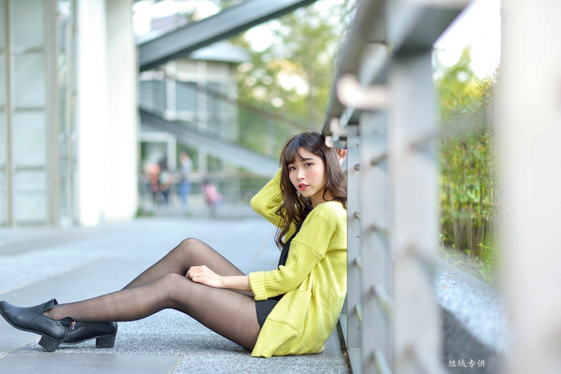 Gallery - 台湾正妹题题国美馆户外街拍，身穿黑色短裙丝袜尽展都市时尚魅力台湾街拍黑丝丝袜清新 女神私房照_秀色女神 - image 42