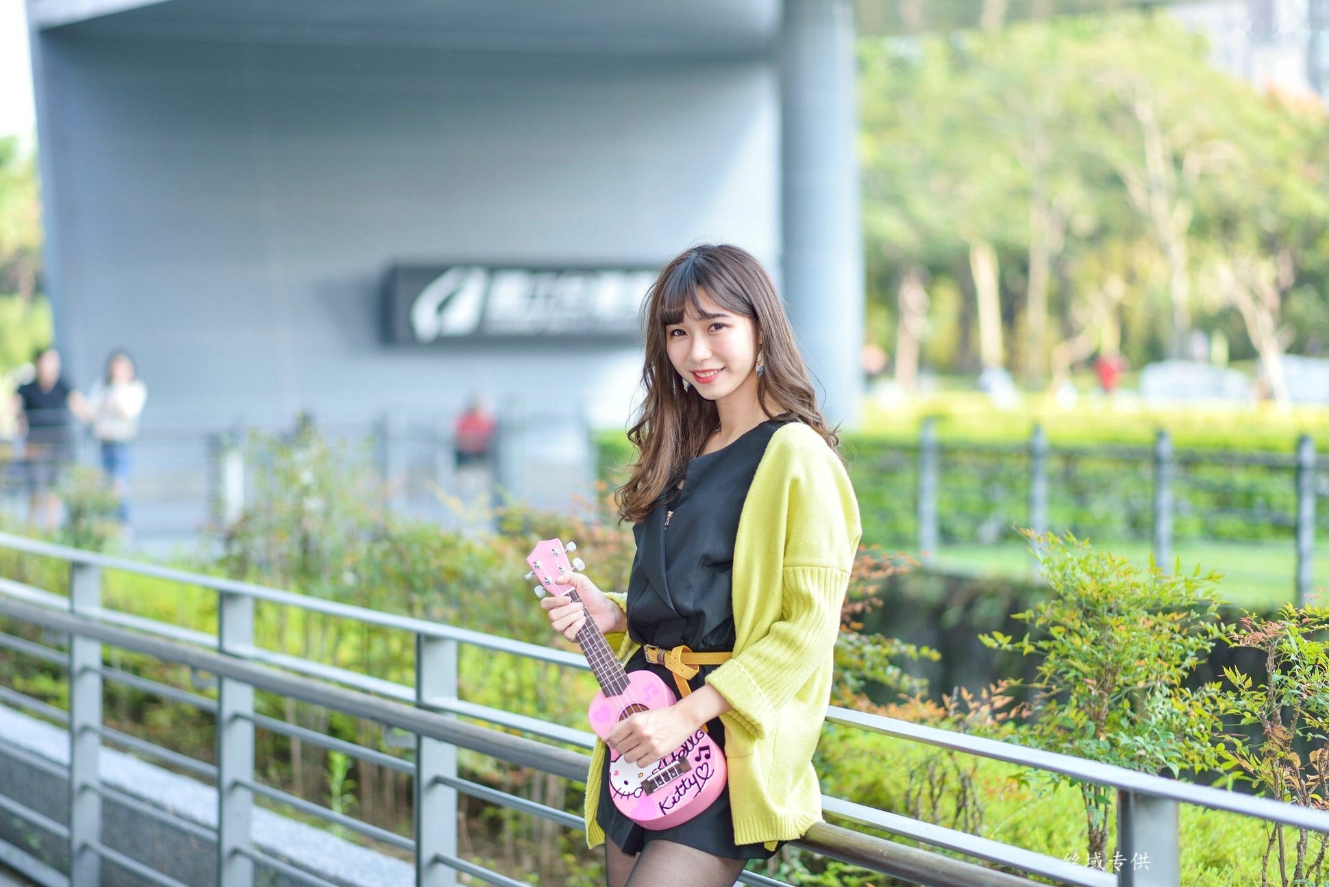 Gallery - 台湾正妹题题国美馆户外街拍，身穿黑色短裙丝袜尽展都市时尚魅力台湾街拍黑丝丝袜清新 女神私房照_秀色女神 - image 64