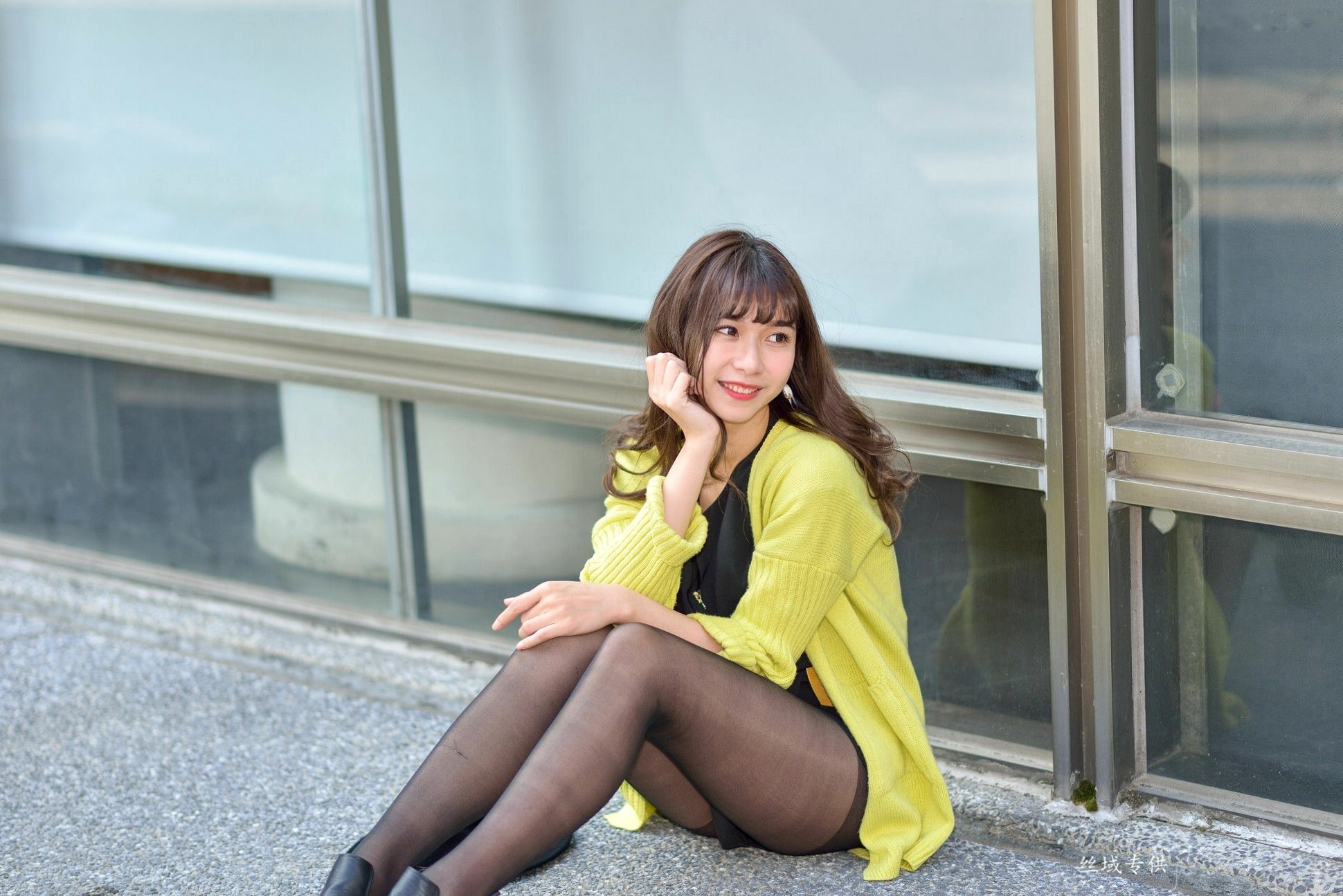 Gallery - 台湾正妹题题国美馆户外街拍，身穿黑色短裙丝袜尽展都市时尚魅力台湾街拍黑丝丝袜清新 女神私房照_秀色女神 - image 95