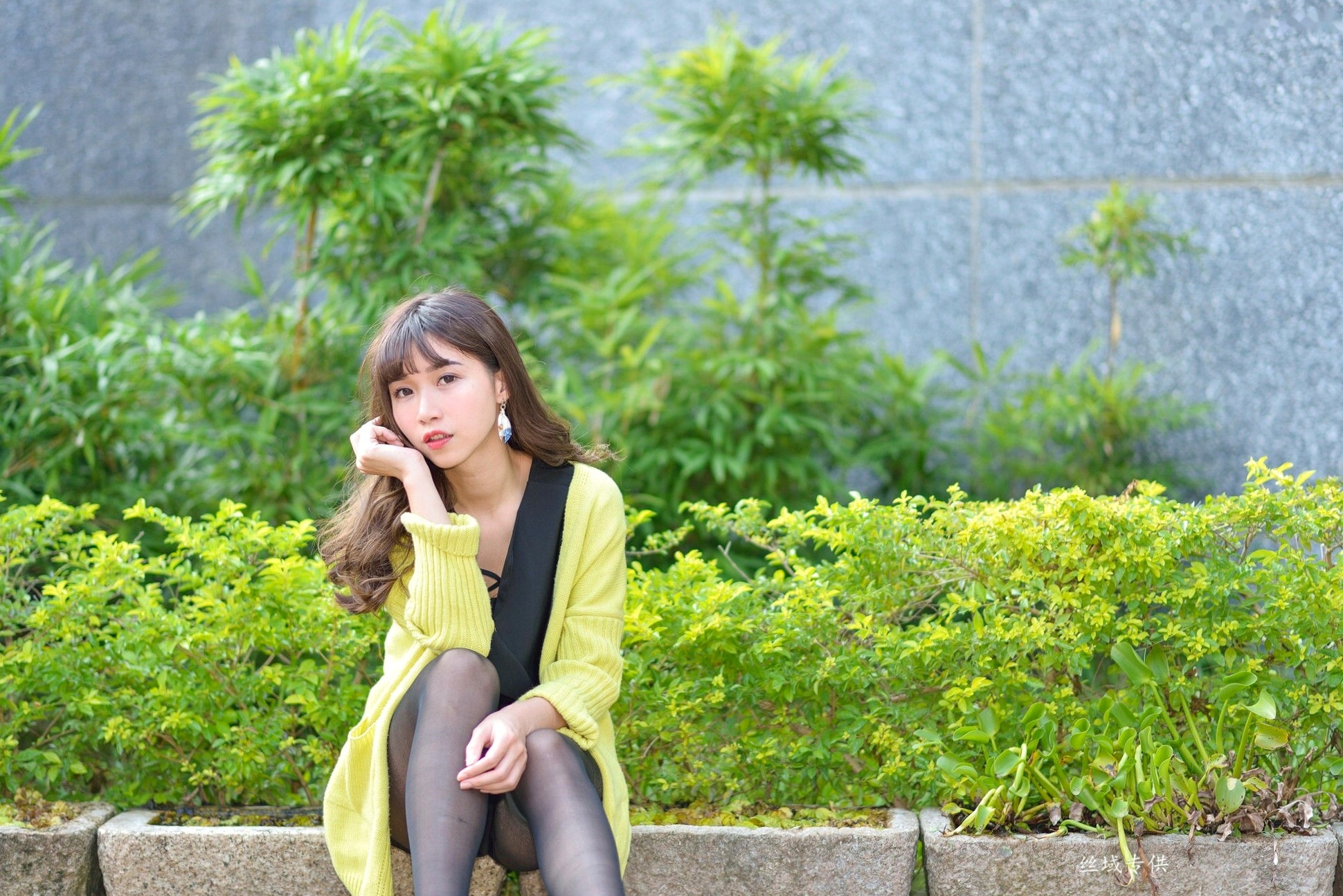 Gallery - 台湾正妹题题国美馆户外街拍，身穿黑色短裙丝袜尽展都市时尚魅力台湾街拍黑丝丝袜清新 女神私房照_秀色女神 - image 107