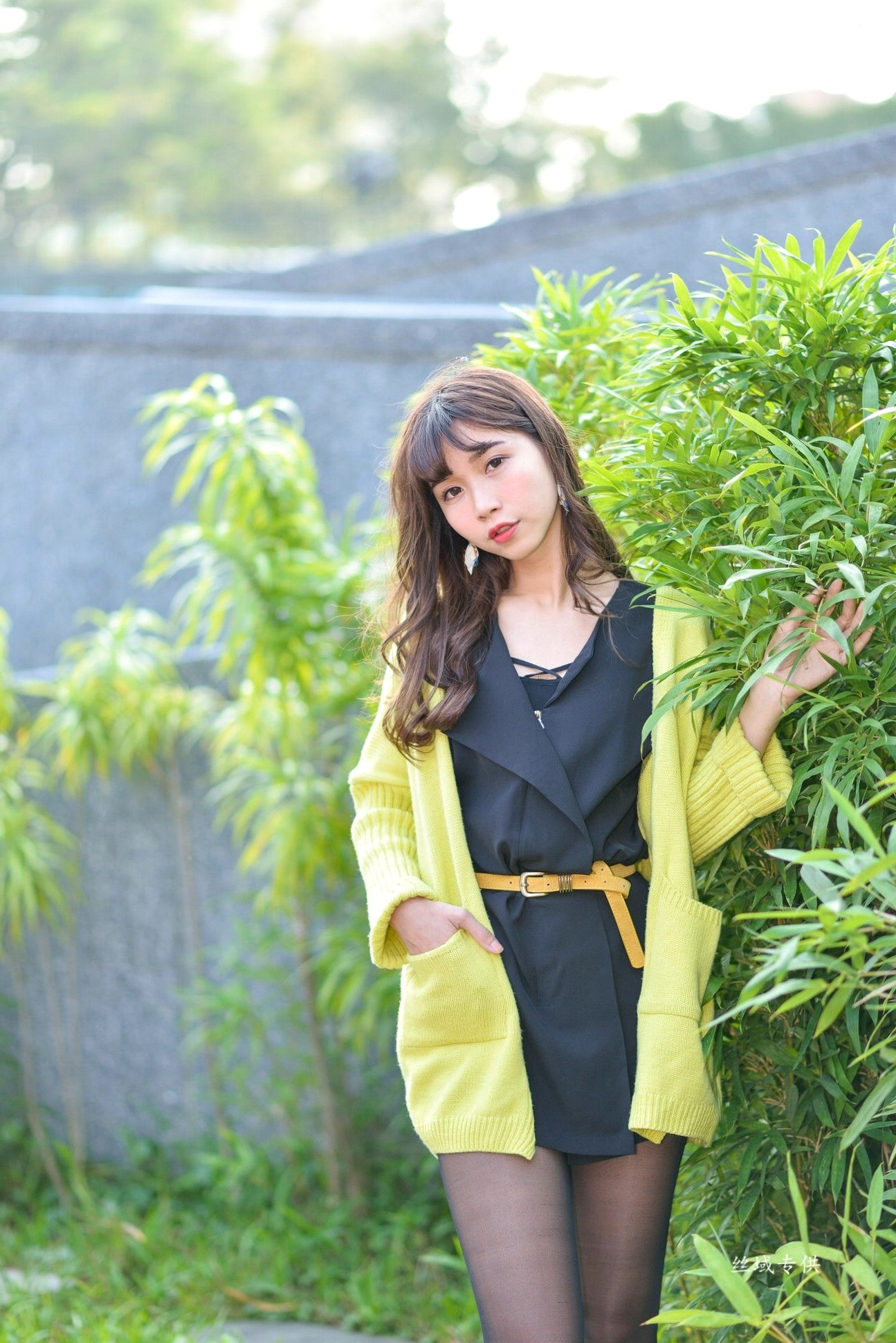 Gallery - 台湾正妹题题国美馆户外街拍，身穿黑色短裙丝袜尽展都市时尚魅力台湾街拍黑丝丝袜清新 女神私房照_秀色女神 - image 122