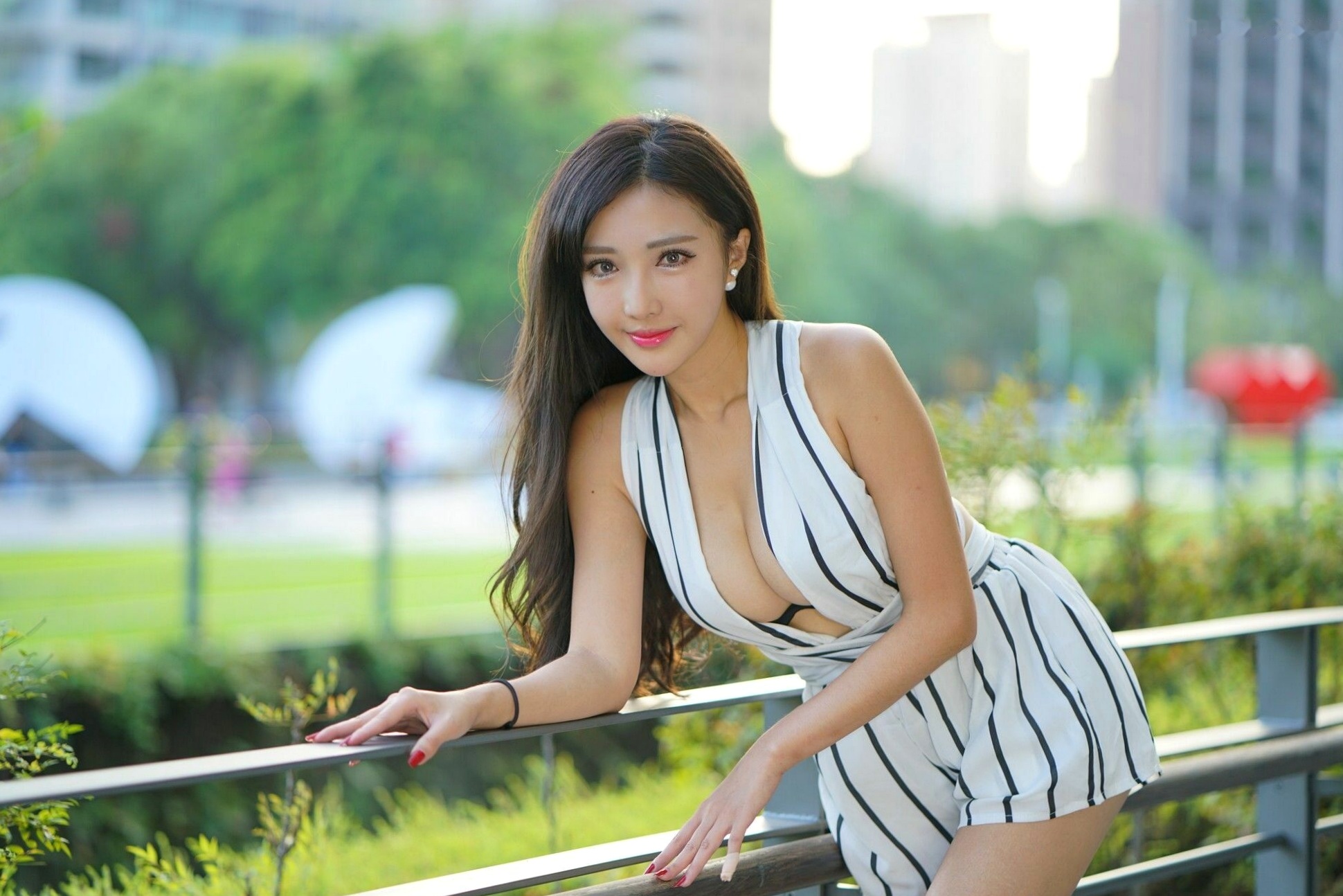 Gallery - 台湾女神赵芸Syuan台中美术馆性感街拍写真，深V连身条纹诱惑，展现傲人火辣曲线，极品颜值尽显女神范台湾性感街拍诱惑极品 女神私房照_秀色女神 - image 12