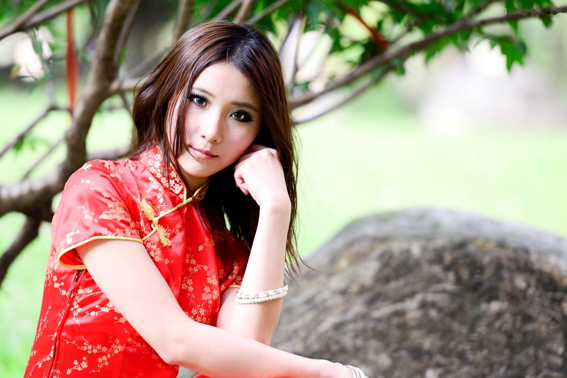 Gallery - 台湾模特 - model阿布户外唯美旗袍写真：红黑经典演绎东方优雅韵味台湾旗袍气质清新户外 女神私房照_秀色女神 - image 7