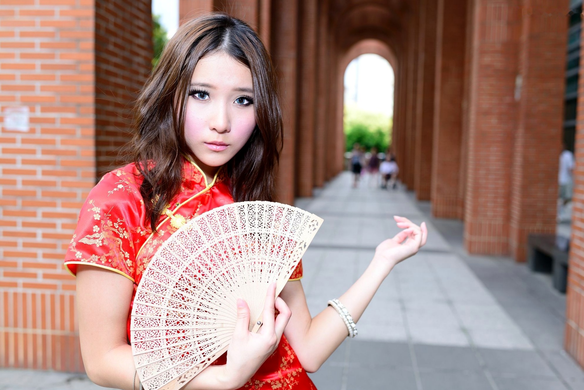 Gallery - 台湾模特 - model阿布户外唯美旗袍写真：红黑经典演绎东方优雅韵味台湾旗袍气质清新户外 女神私房照_秀色女神 - image 15