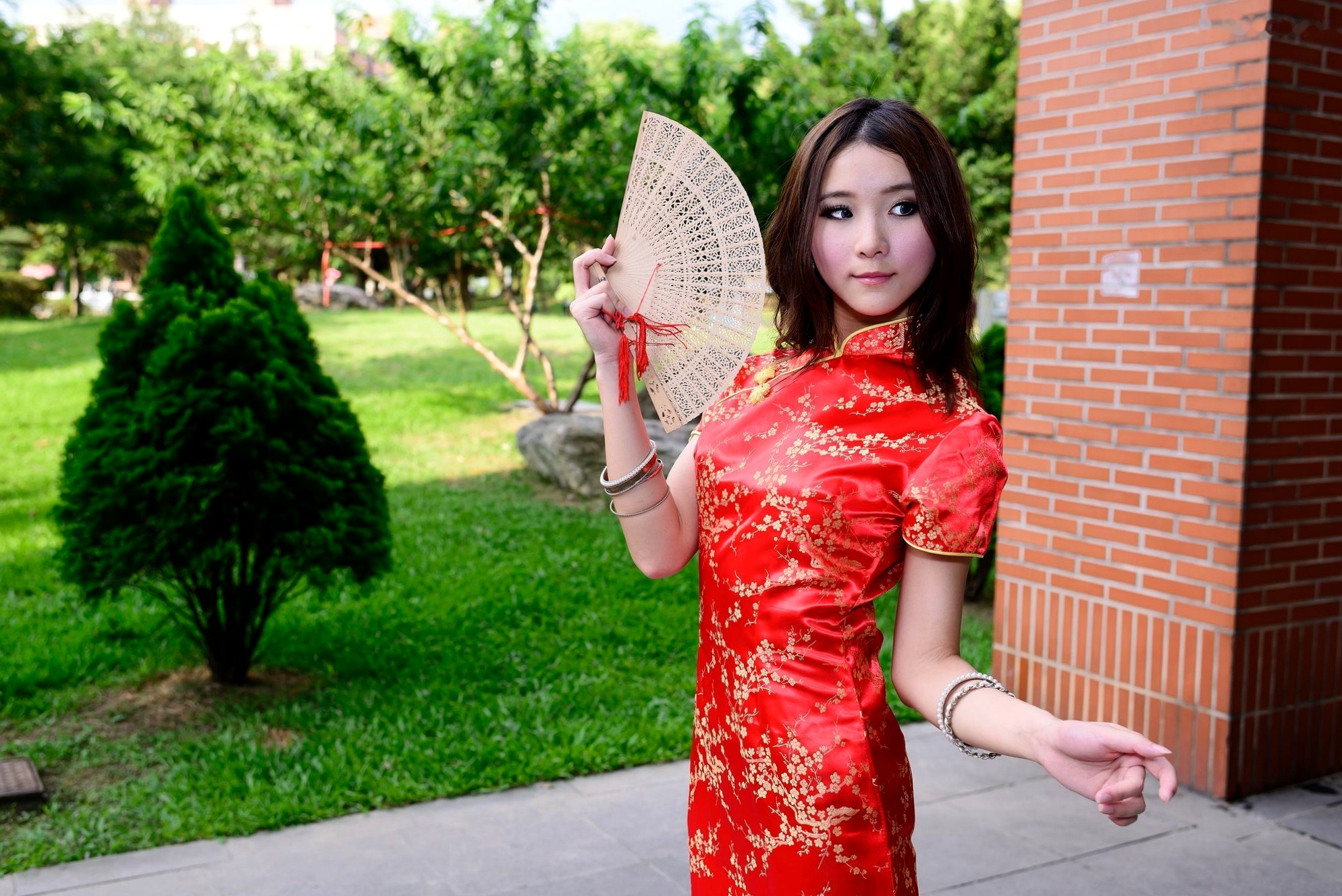 Gallery - 台湾模特 - model阿布户外唯美旗袍写真：红黑经典演绎东方优雅韵味台湾旗袍气质清新户外 女神私房照_秀色女神 - image 21