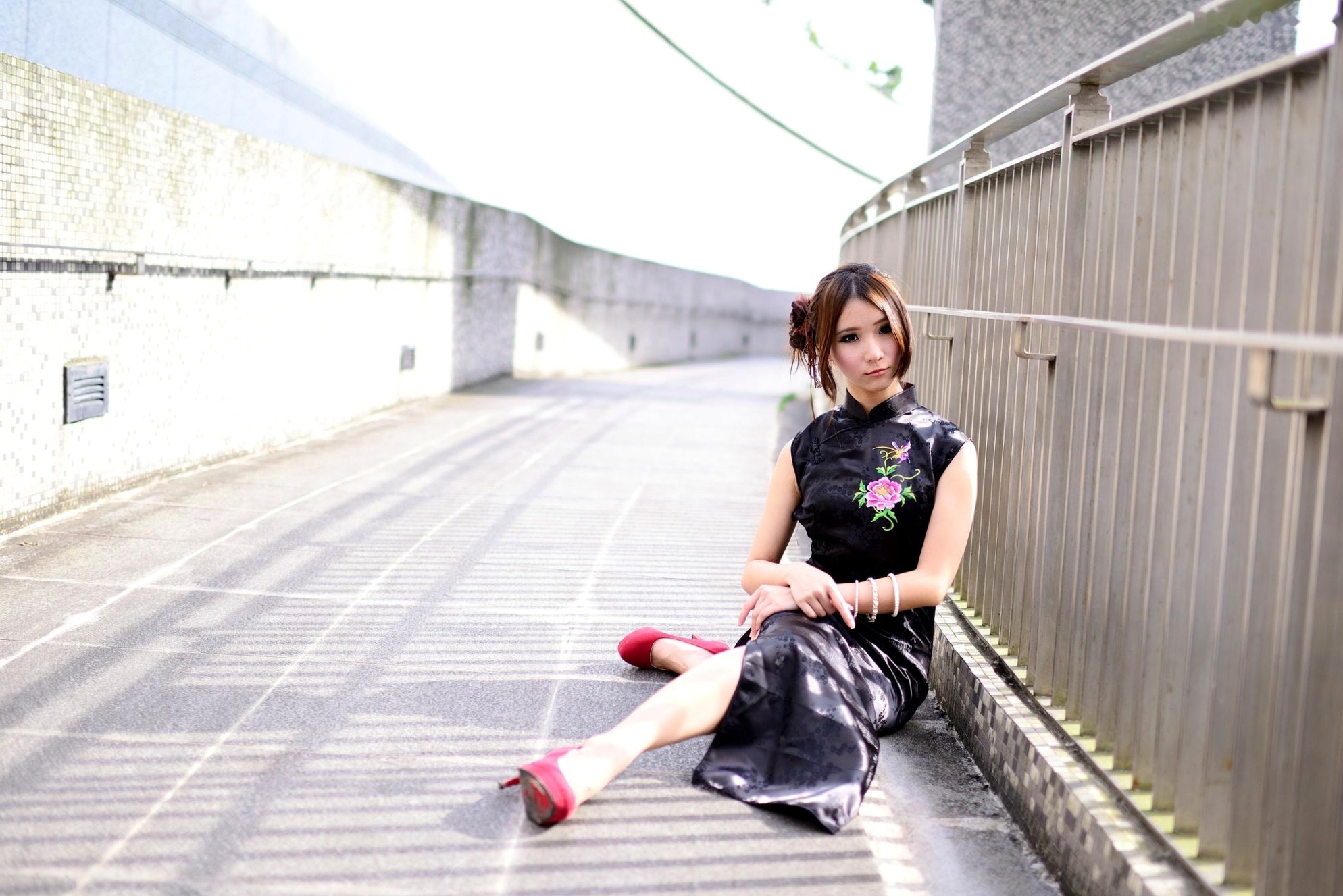 Gallery - 台湾模特 - model阿布户外唯美旗袍写真：红黑经典演绎东方优雅韵味台湾旗袍气质清新户外 女神私房照_秀色女神 - image 28