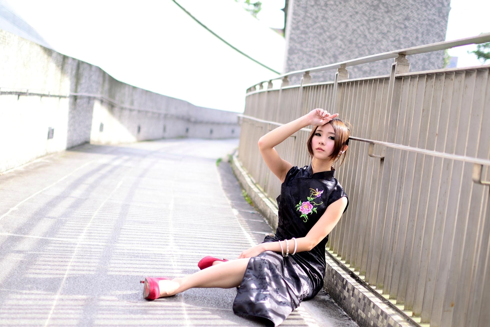 Gallery - 台湾模特 - model阿布户外唯美旗袍写真：红黑经典演绎东方优雅韵味台湾旗袍气质清新户外 女神私房照_秀色女神 - image 29