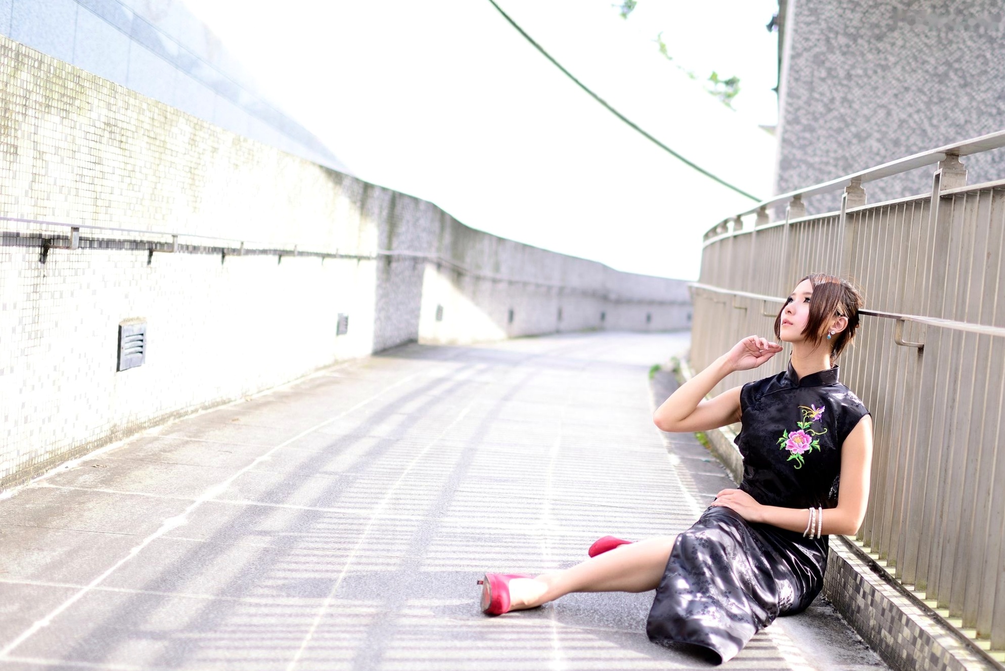 Gallery - 台湾模特 - model阿布户外唯美旗袍写真：红黑经典演绎东方优雅韵味台湾旗袍气质清新户外 女神私房照_秀色女神 - image 30
