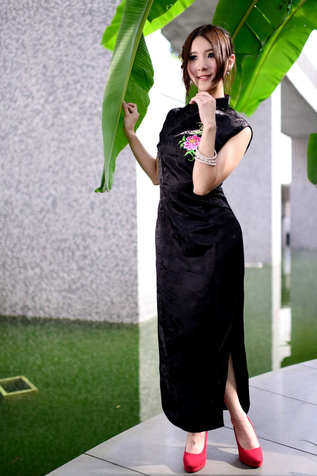 Gallery - 台湾模特 - model阿布户外唯美旗袍写真：红黑经典演绎东方优雅韵味台湾旗袍气质清新户外 女神私房照_秀色女神 - image 32