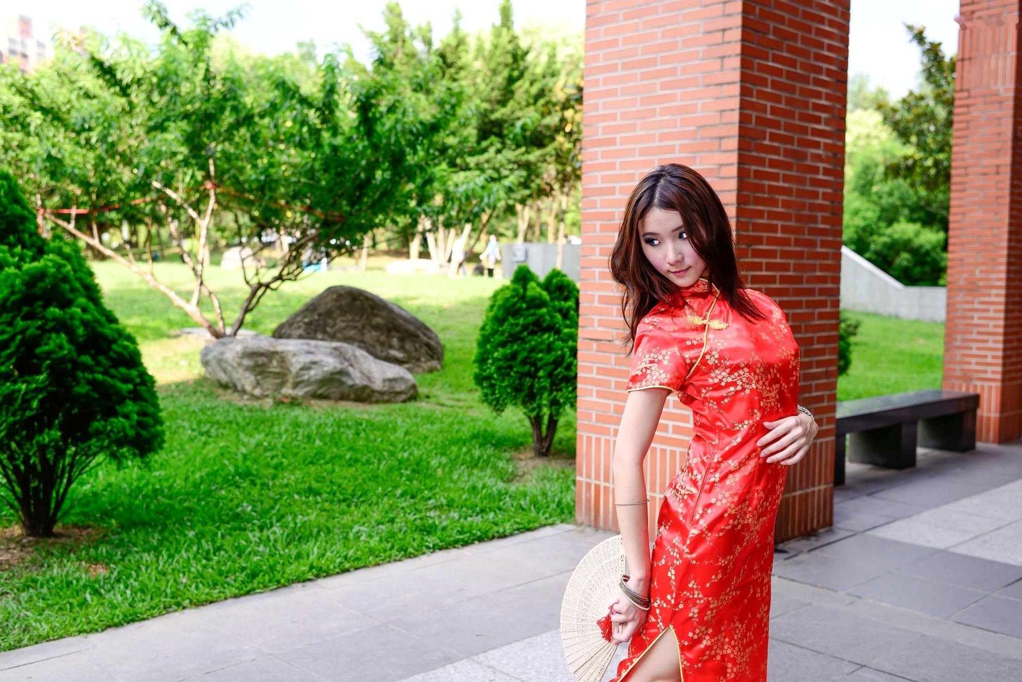 Gallery - 台湾模特 - model阿布户外唯美旗袍写真：红黑经典演绎东方优雅韵味台湾旗袍气质清新户外 女神私房照_秀色女神 - image 67