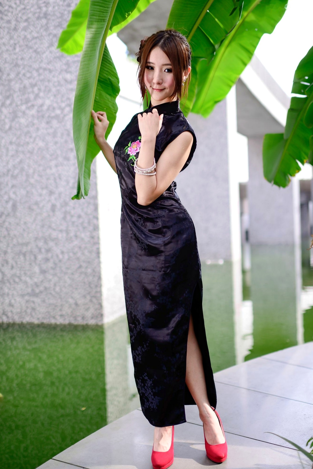 Gallery - 台湾模特 - model阿布户外唯美旗袍写真：红黑经典演绎东方优雅韵味台湾旗袍气质清新户外 女神私房照_秀色女神 - image 77
