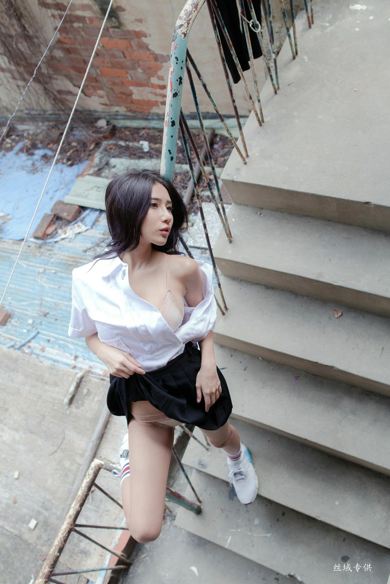 Gallery - 台湾正妹沈绮绮校服诱惑外拍写真集，清新制服穿搭邂逅性感居家私房美感[178P]台湾制服诱惑私房照大尺度 女神私房照_秀色女神 - image 17