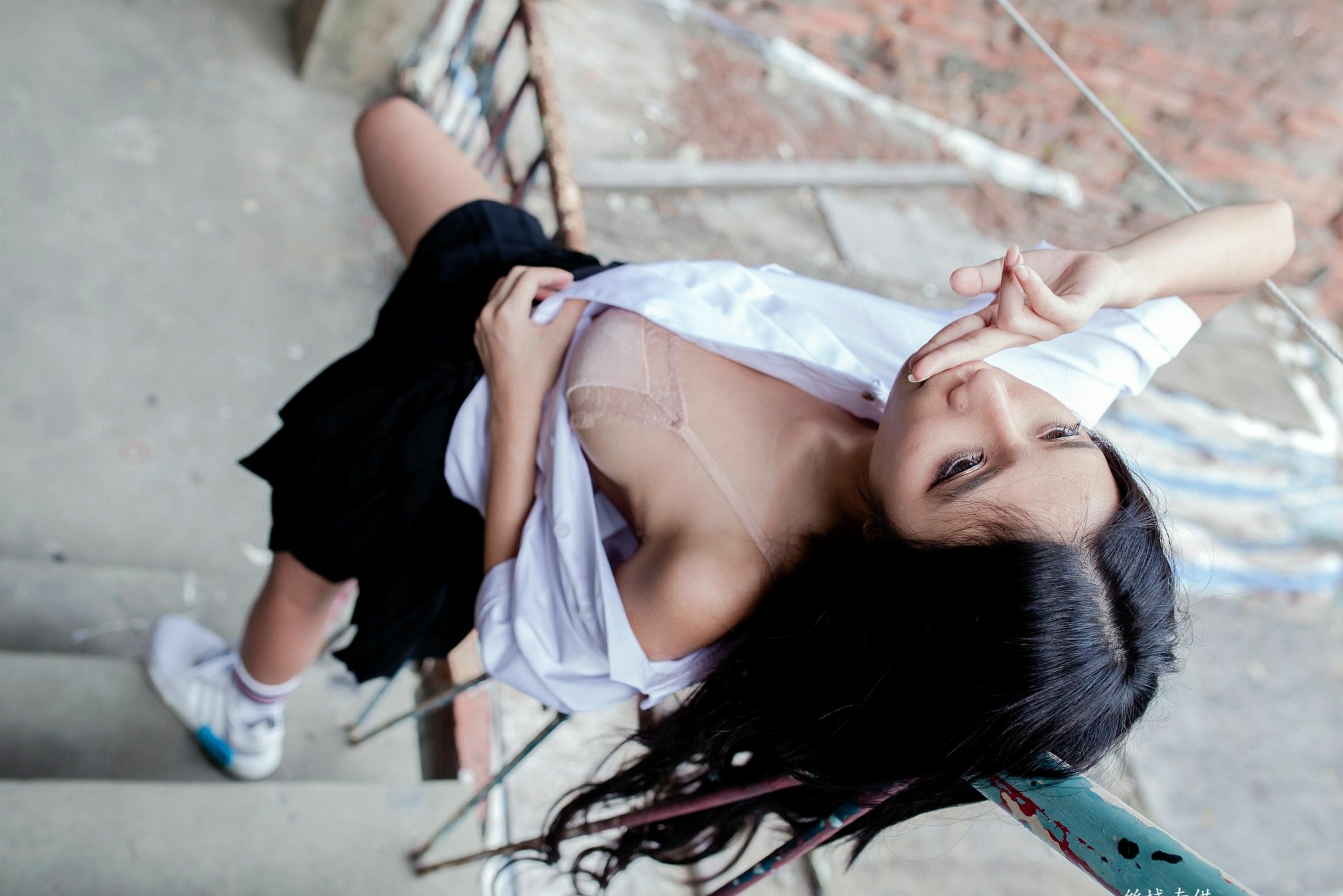 Gallery - 台湾正妹沈绮绮校服诱惑外拍写真集，清新制服穿搭邂逅性感居家私房美感[178P]台湾制服诱惑私房照大尺度 女神私房照_秀色女神 - image 21