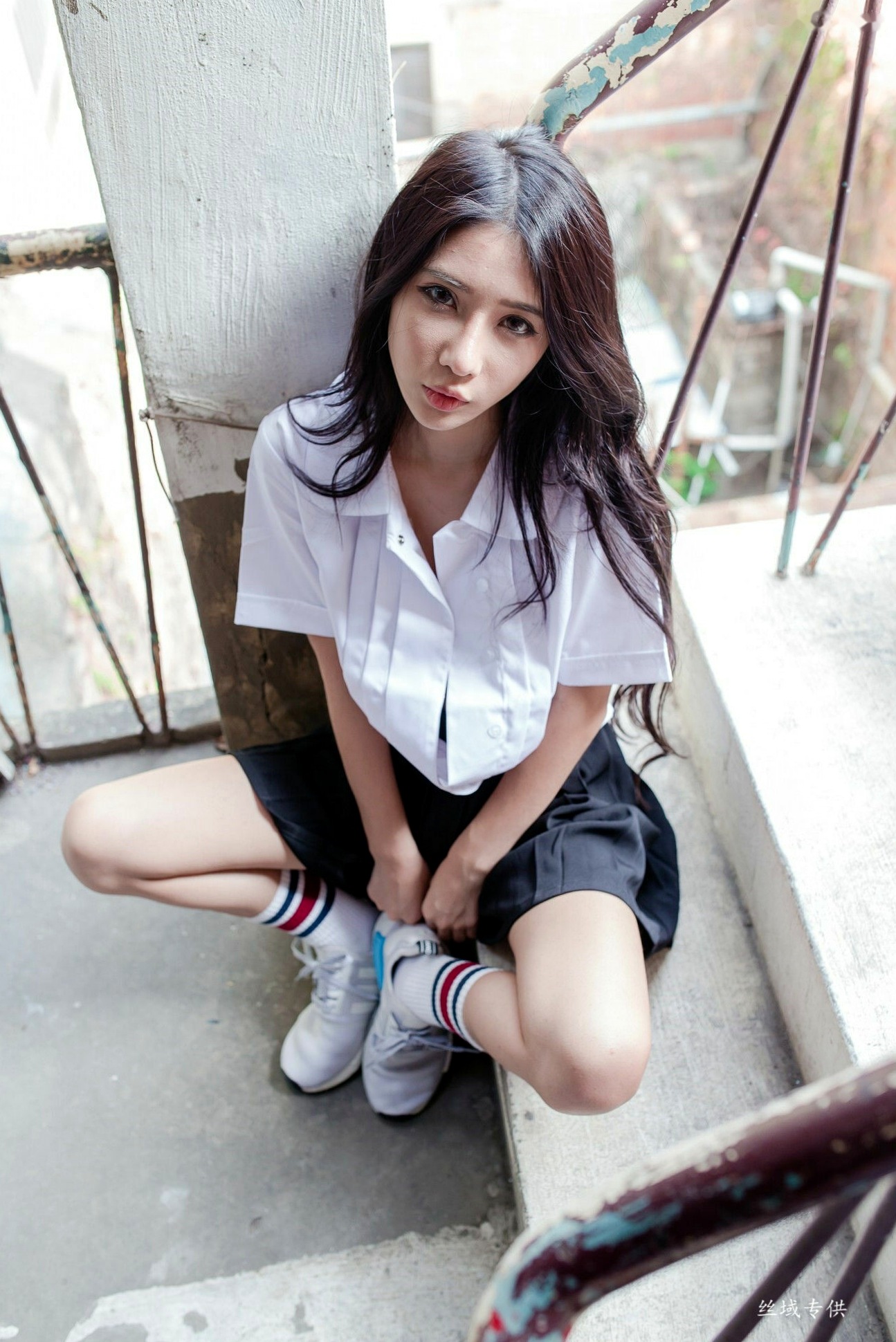 Gallery - 台湾正妹沈绮绮校服诱惑外拍写真集，清新制服穿搭邂逅性感居家私房美感[178P]台湾制服诱惑私房照大尺度 女神私房照_秀色女神 - image 25