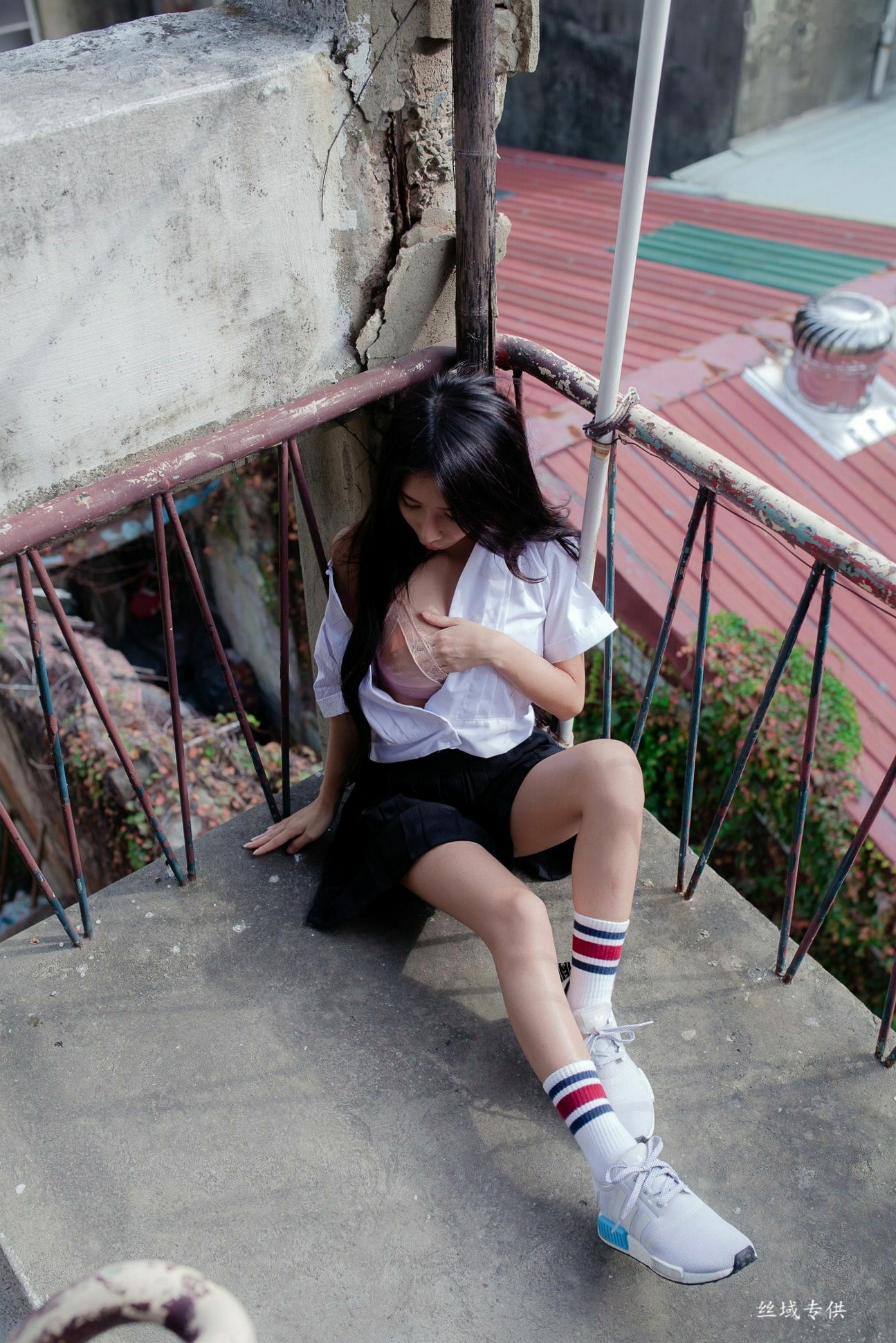 Gallery - 台湾正妹沈绮绮校服诱惑外拍写真集，清新制服穿搭邂逅性感居家私房美感[178P]台湾制服诱惑私房照大尺度 女神私房照_秀色女神 - image 33