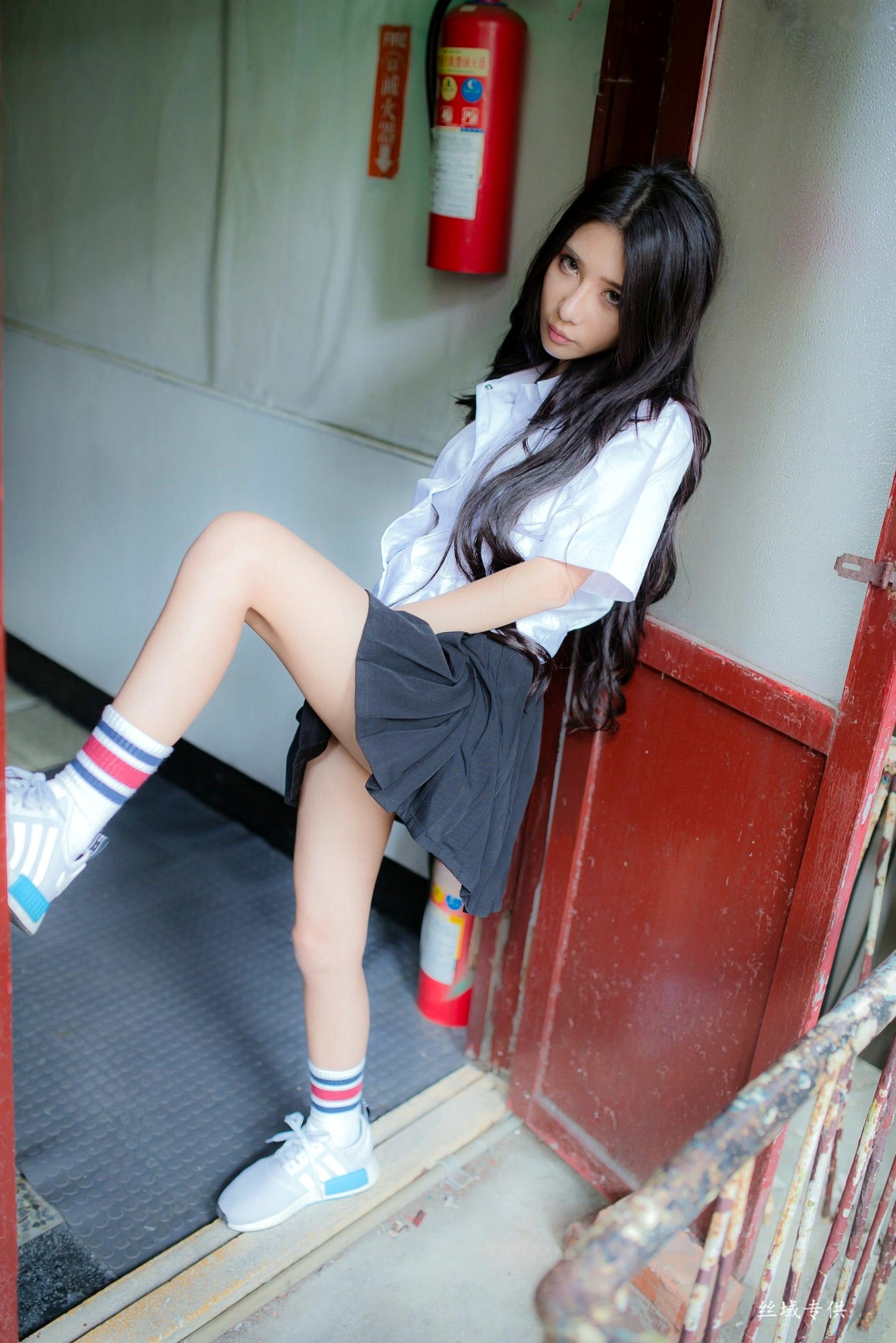 Gallery - 台湾正妹沈绮绮校服诱惑外拍写真集，清新制服穿搭邂逅性感居家私房美感[178P]台湾制服诱惑私房照大尺度 女神私房照_秀色女神 - image 70