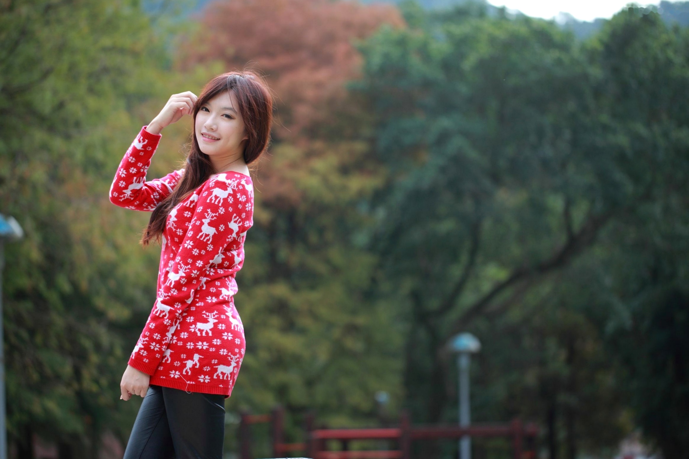 Gallery - 台湾美女夏涵芝Olivia兔清新户外写真，红衣圣诞风毛衣甜美治愈系女神街拍美图台湾清新治愈系户外街拍 女神私房照_秀色女神 - image 6