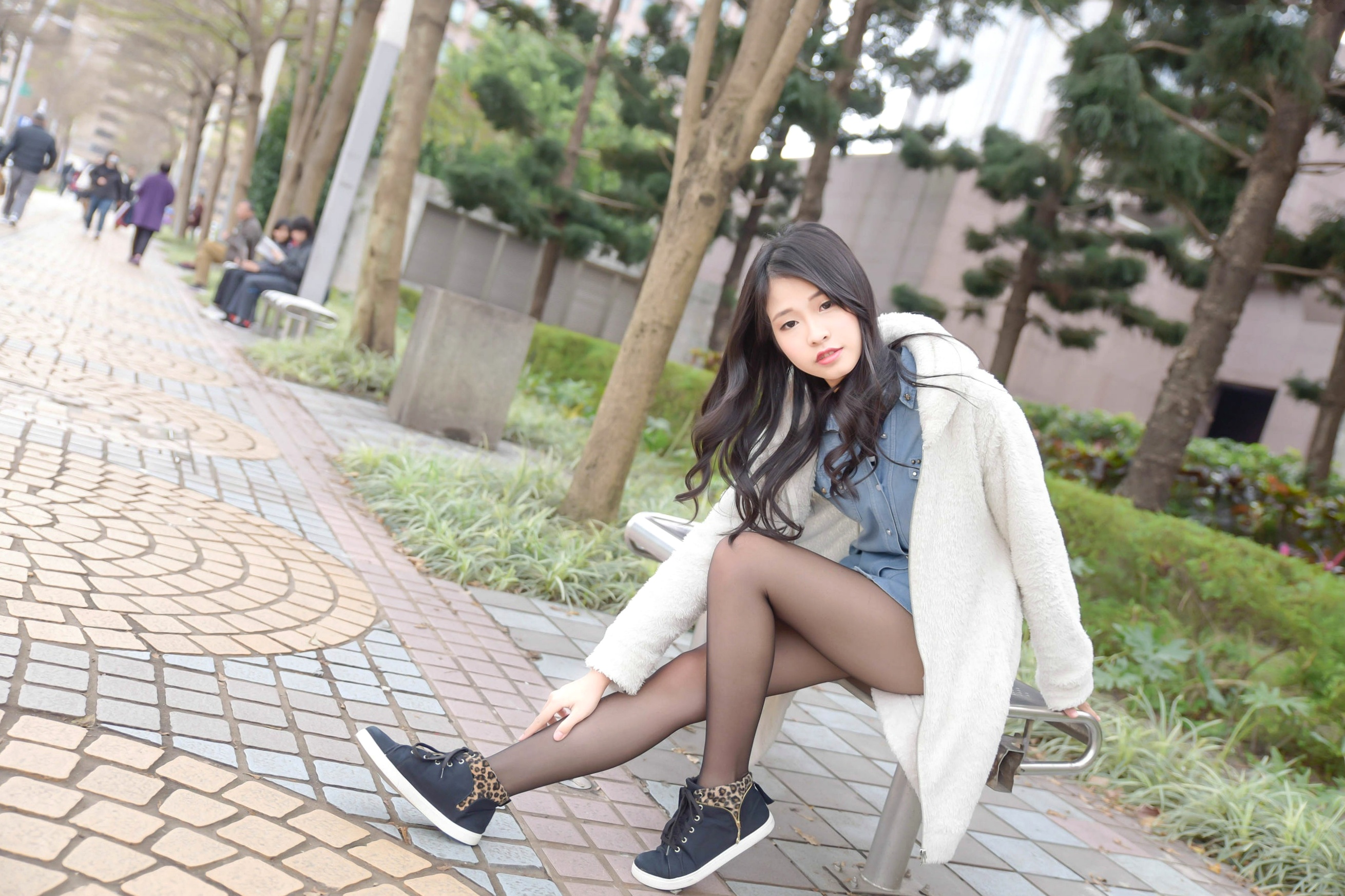 Gallery - 台湾正妹小枫《信义区外拍》街拍写真集：牛仔外套搭配露脐装，黑丝美腿展现都市诱惑风格台湾街拍美腿丝袜性感 女神私房照_秀色女神 - image 2