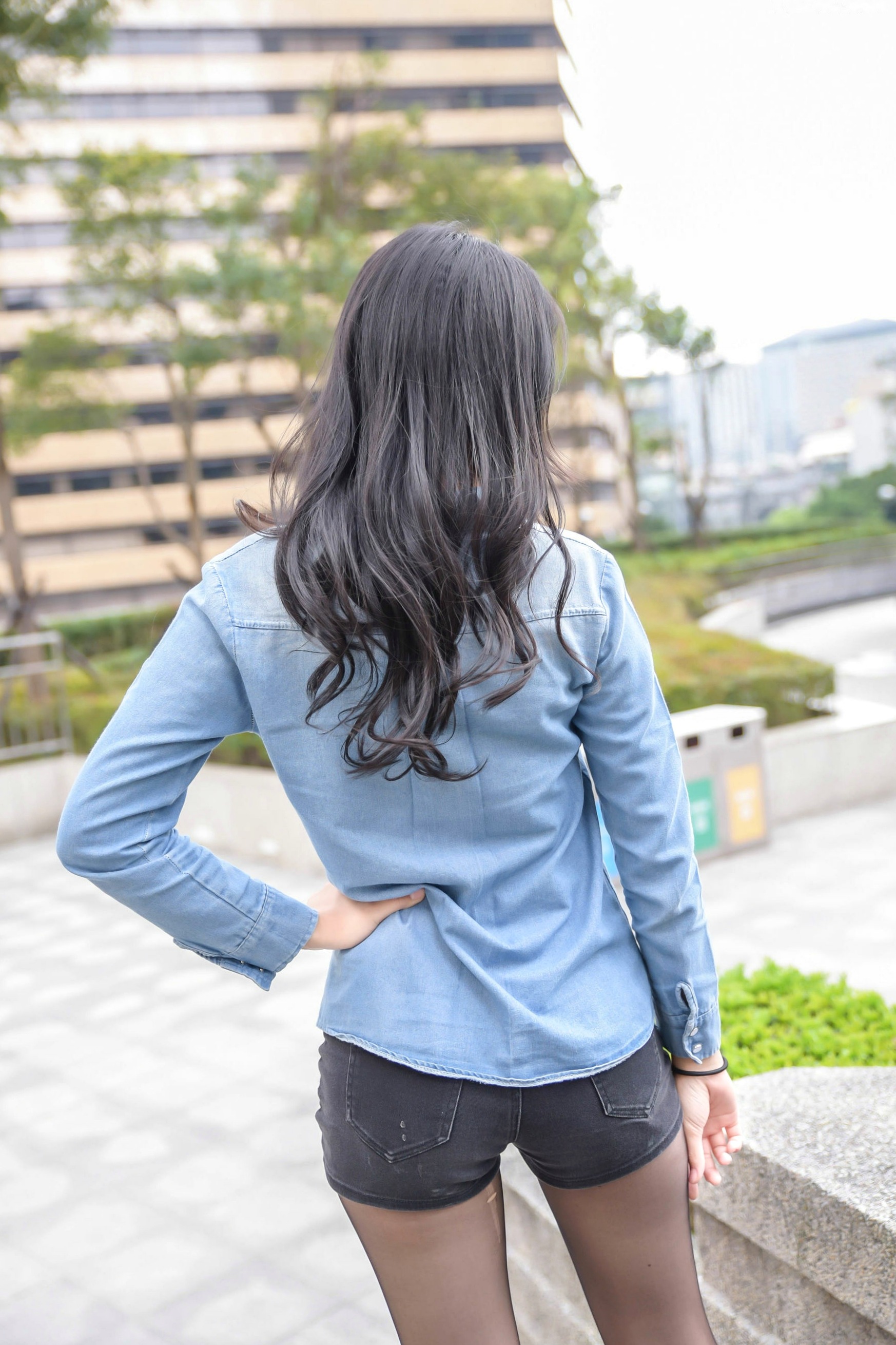 Gallery - 台湾正妹小枫《信义区外拍》街拍写真集：牛仔外套搭配露脐装，黑丝美腿展现都市诱惑风格台湾街拍美腿丝袜性感 女神私房照_秀色女神 - image 18