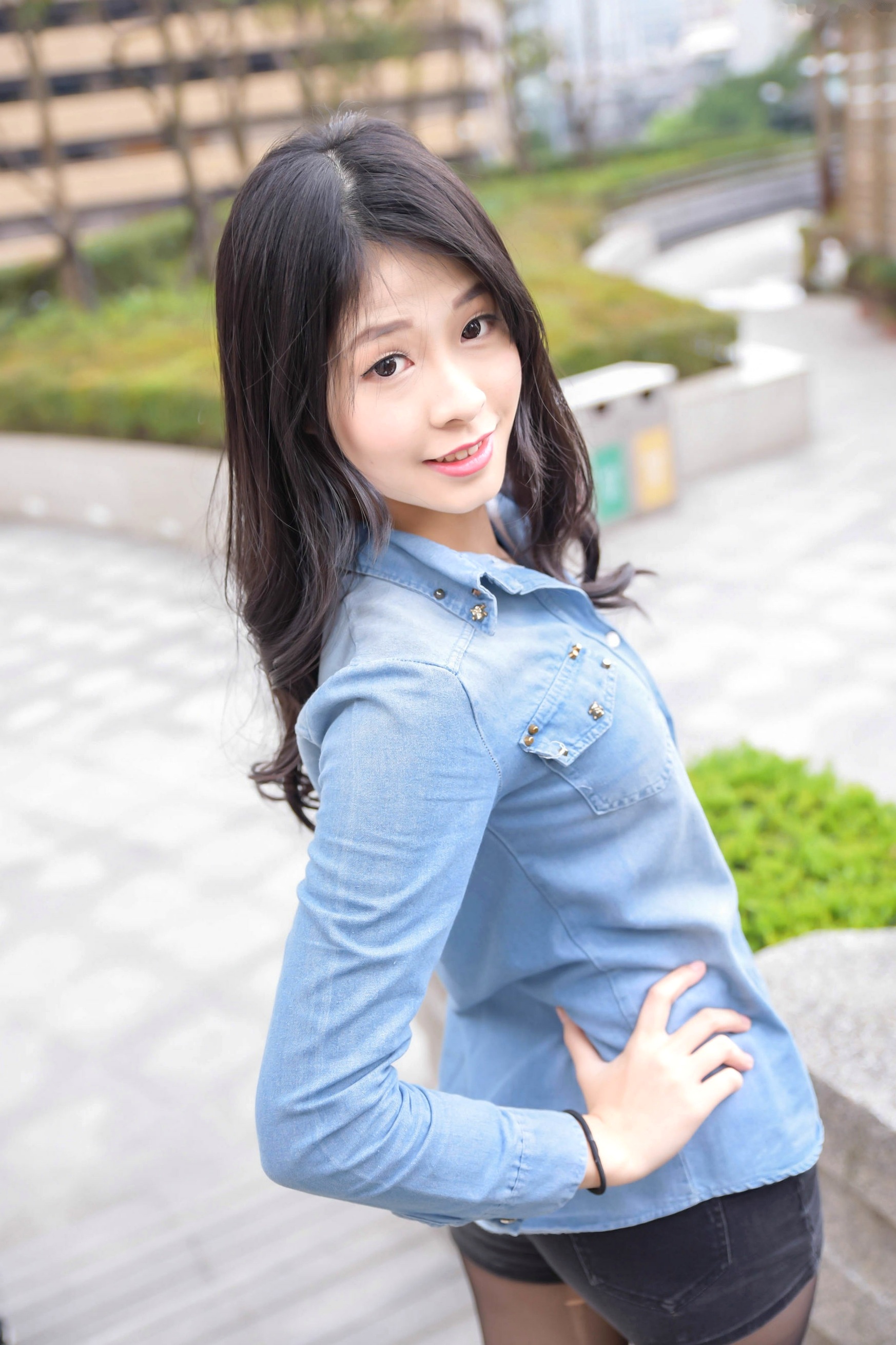 Gallery - 台湾正妹小枫《信义区外拍》街拍写真集：牛仔外套搭配露脐装，黑丝美腿展现都市诱惑风格台湾街拍美腿丝袜性感 女神私房照_秀色女神 - image 19