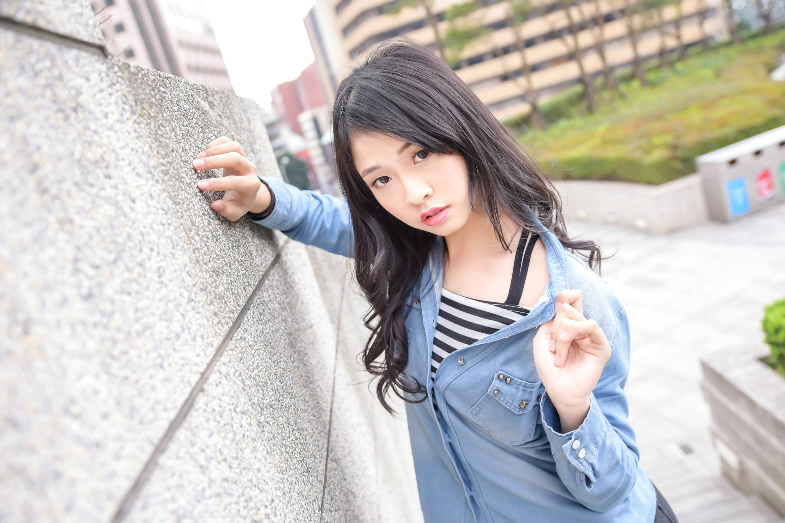 Gallery - 台湾正妹小枫《信义区外拍》街拍写真集：牛仔外套搭配露脐装，黑丝美腿展现都市诱惑风格台湾街拍美腿丝袜性感 女神私房照_秀色女神 - image 26