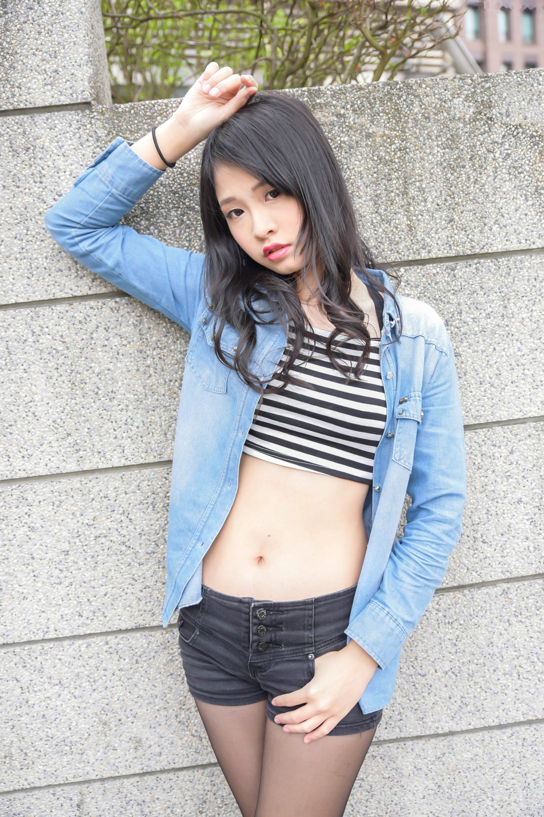 Gallery - 台湾正妹小枫《信义区外拍》街拍写真集：牛仔外套搭配露脐装，黑丝美腿展现都市诱惑风格台湾街拍美腿丝袜性感 女神私房照_秀色女神 - image 29