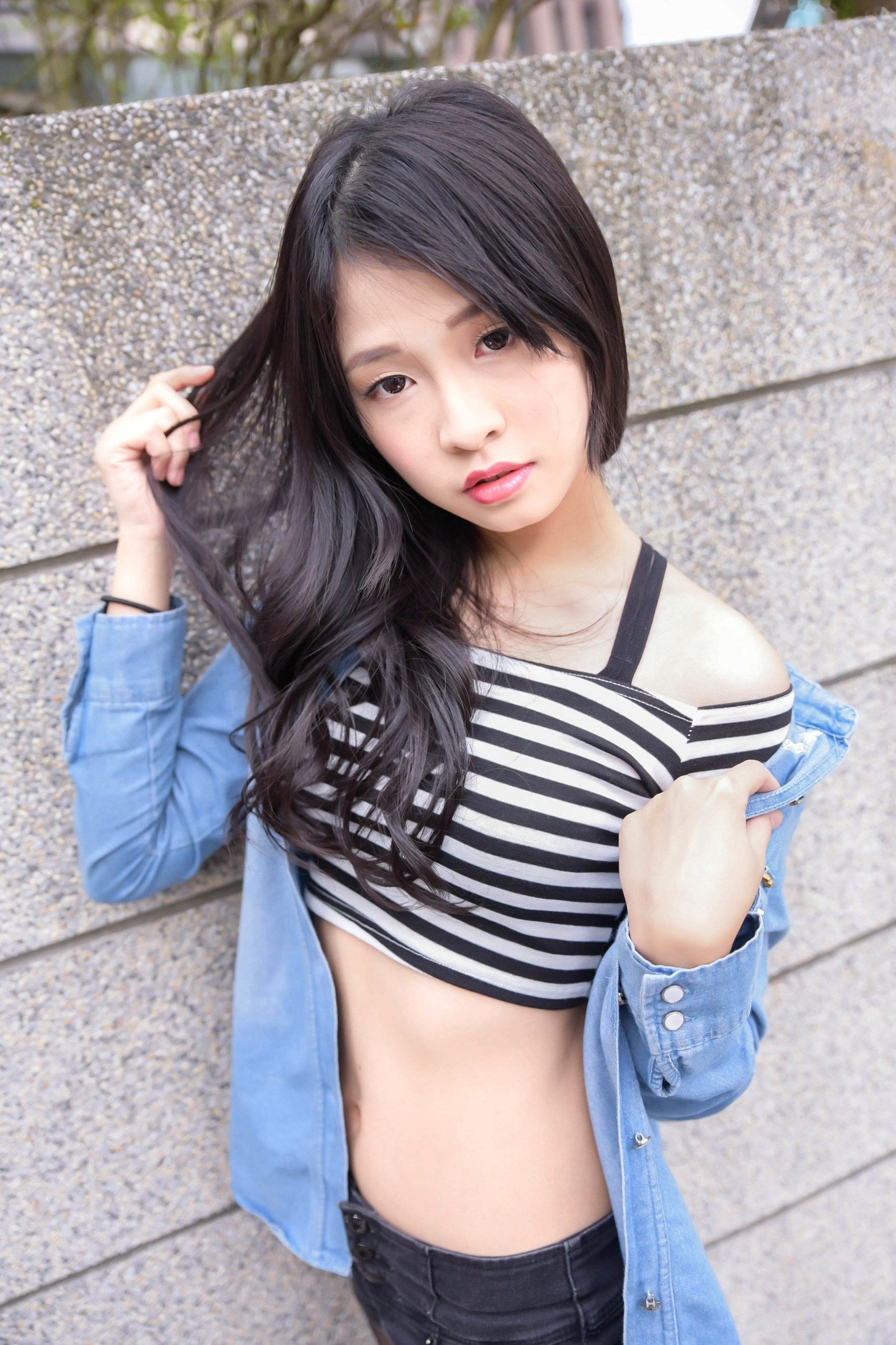 Gallery - 台湾正妹小枫《信义区外拍》街拍写真集：牛仔外套搭配露脐装，黑丝美腿展现都市诱惑风格台湾街拍美腿丝袜性感 女神私房照_秀色女神 - image 31