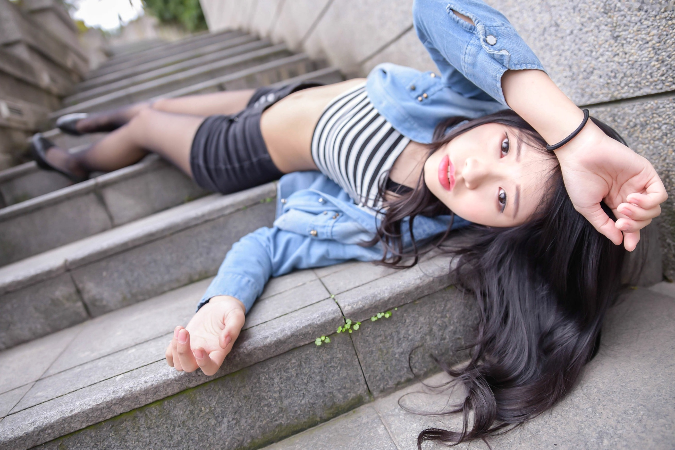 Gallery - 台湾正妹小枫《信义区外拍》街拍写真集：牛仔外套搭配露脐装，黑丝美腿展现都市诱惑风格台湾街拍美腿丝袜性感 女神私房照_秀色女神 - image 39