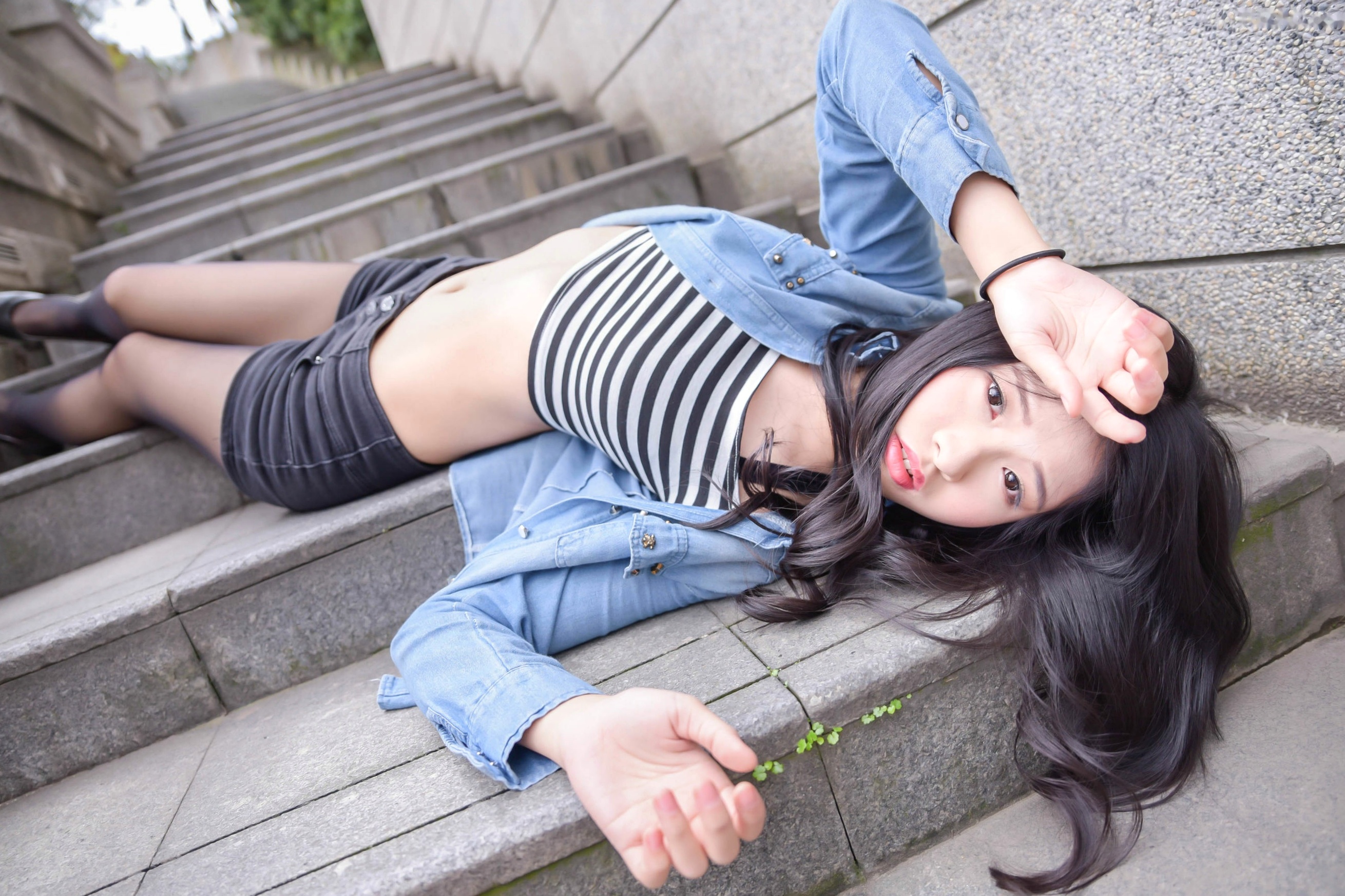 Gallery - 台湾正妹小枫《信义区外拍》街拍写真集：牛仔外套搭配露脐装，黑丝美腿展现都市诱惑风格台湾街拍美腿丝袜性感 女神私房照_秀色女神 - image 41