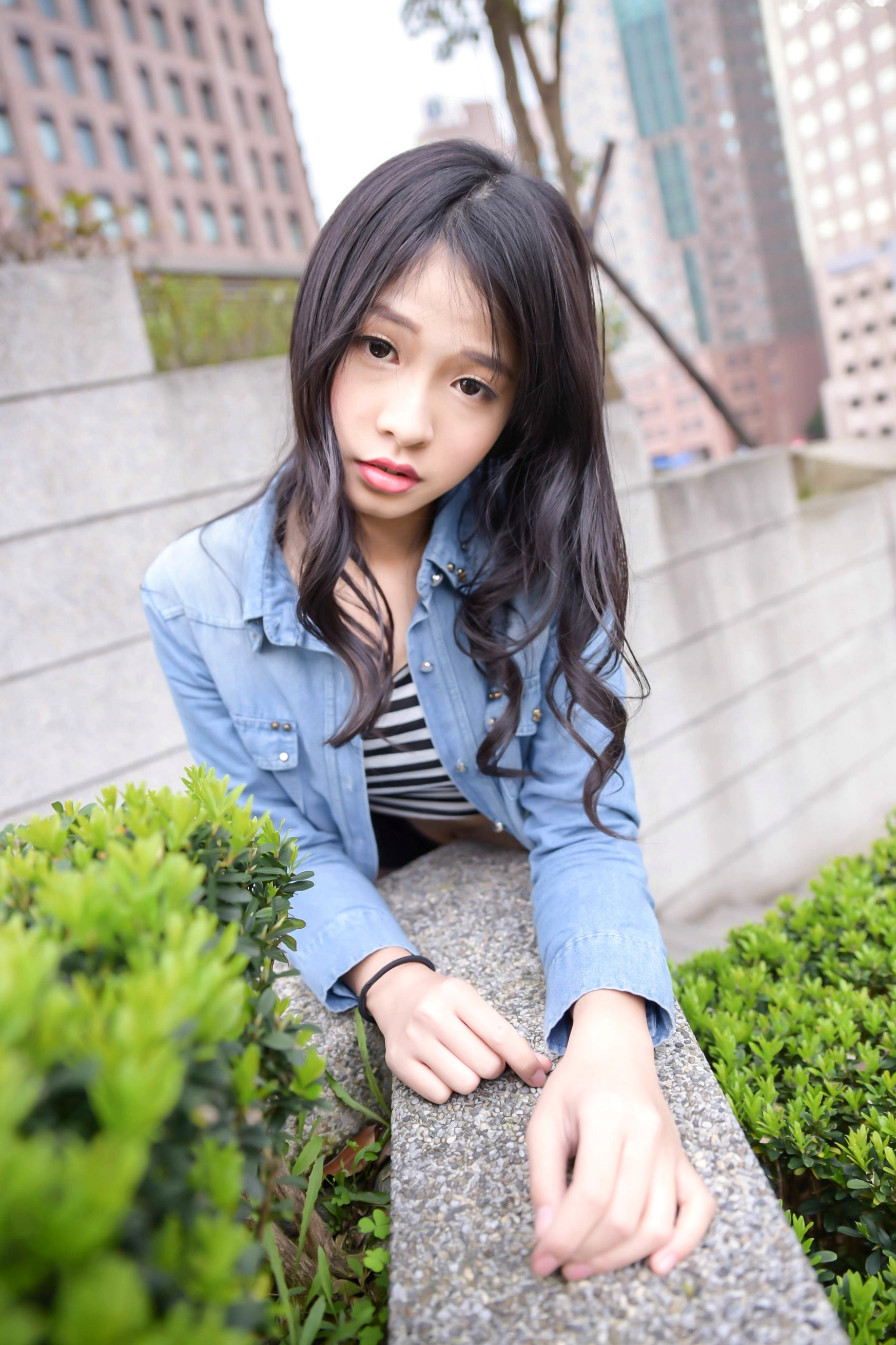 Gallery - 台湾正妹小枫《信义区外拍》街拍写真集：牛仔外套搭配露脐装，黑丝美腿展现都市诱惑风格台湾街拍美腿丝袜性感 女神私房照_秀色女神 - image 49