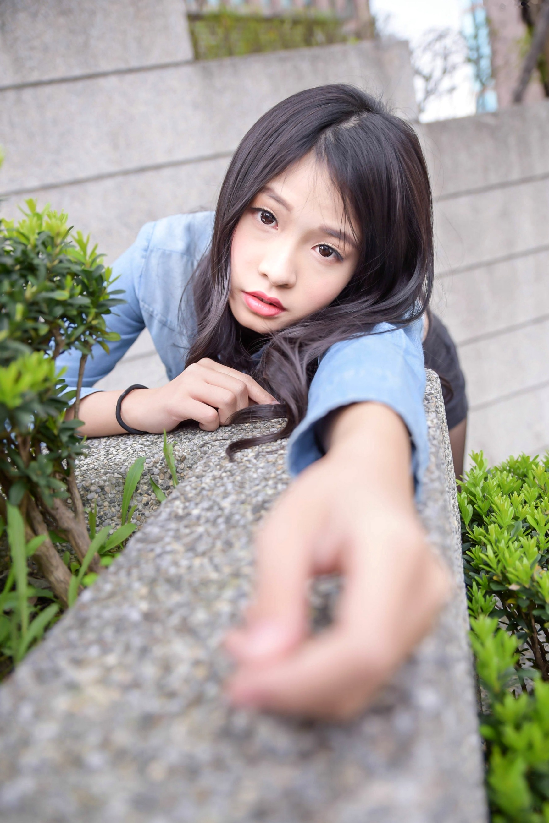 Gallery - 台湾正妹小枫《信义区外拍》街拍写真集：牛仔外套搭配露脐装，黑丝美腿展现都市诱惑风格台湾街拍美腿丝袜性感 女神私房照_秀色女神 - image 50