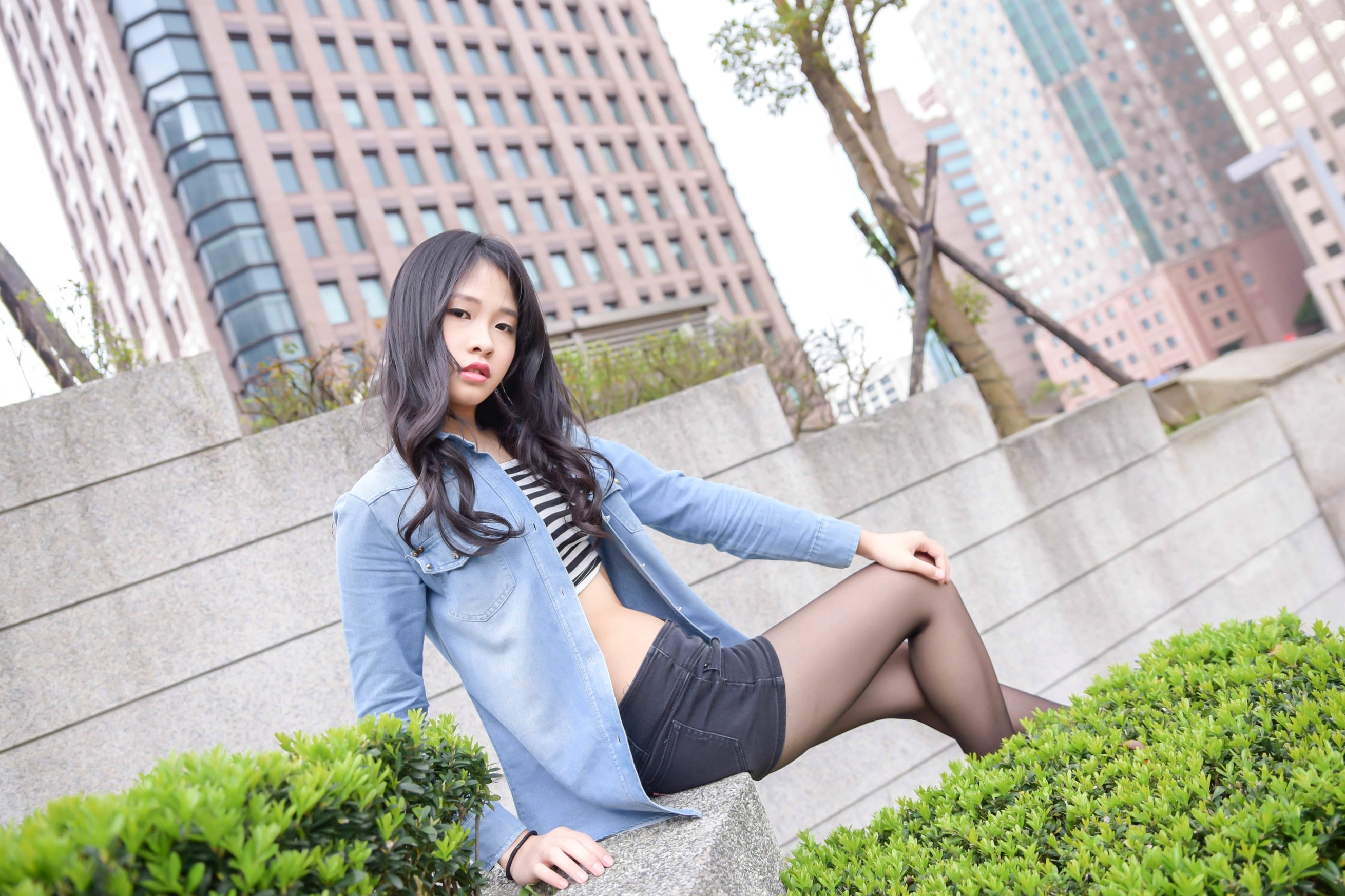 Gallery - 台湾正妹小枫《信义区外拍》街拍写真集：牛仔外套搭配露脐装，黑丝美腿展现都市诱惑风格台湾街拍美腿丝袜性感 女神私房照_秀色女神 - image 51