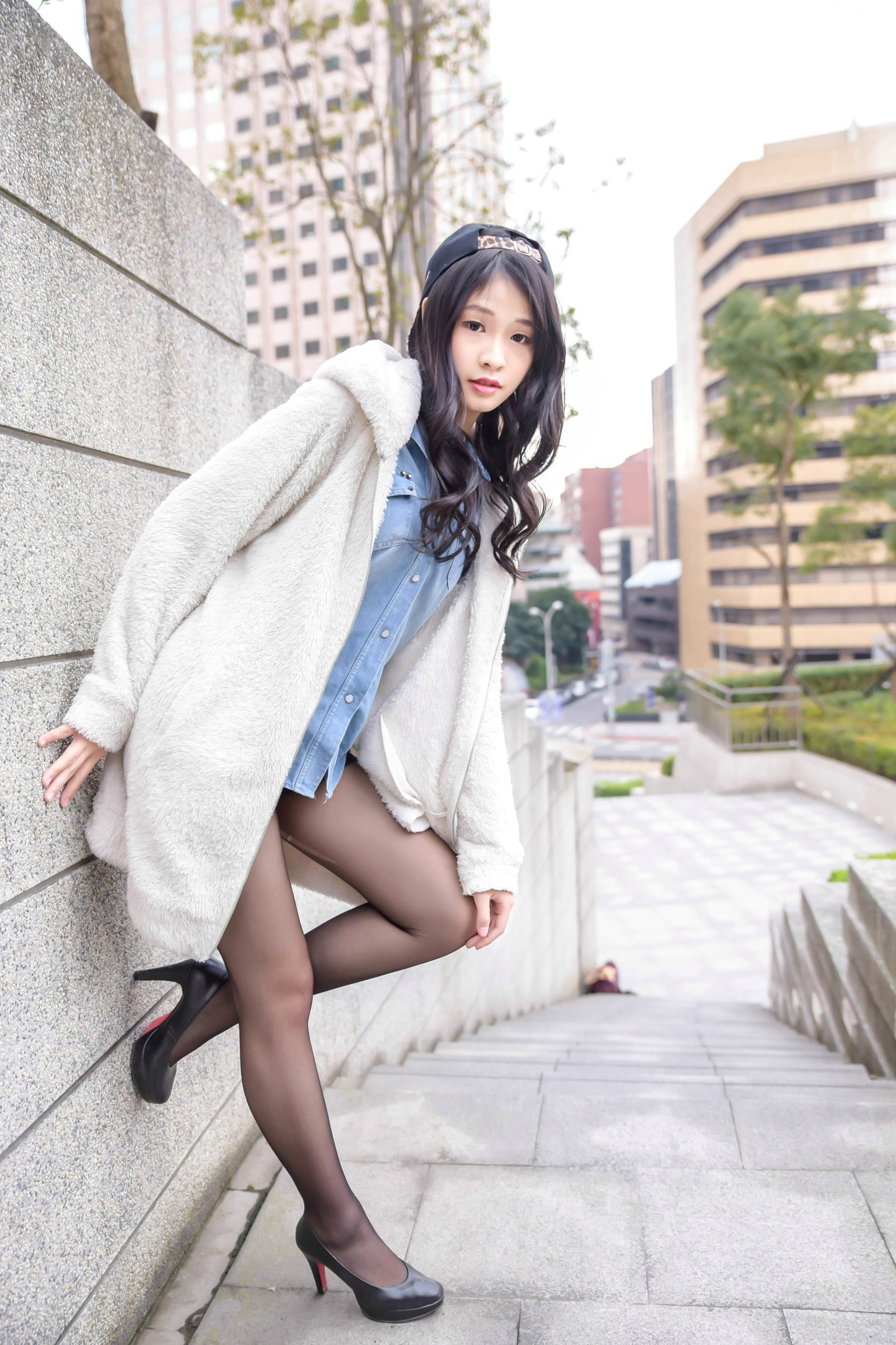 Gallery - 台湾正妹小枫《信义区外拍》街拍写真集：牛仔外套搭配露脐装，黑丝美腿展现都市诱惑风格台湾街拍美腿丝袜性感 女神私房照_秀色女神 - image 60