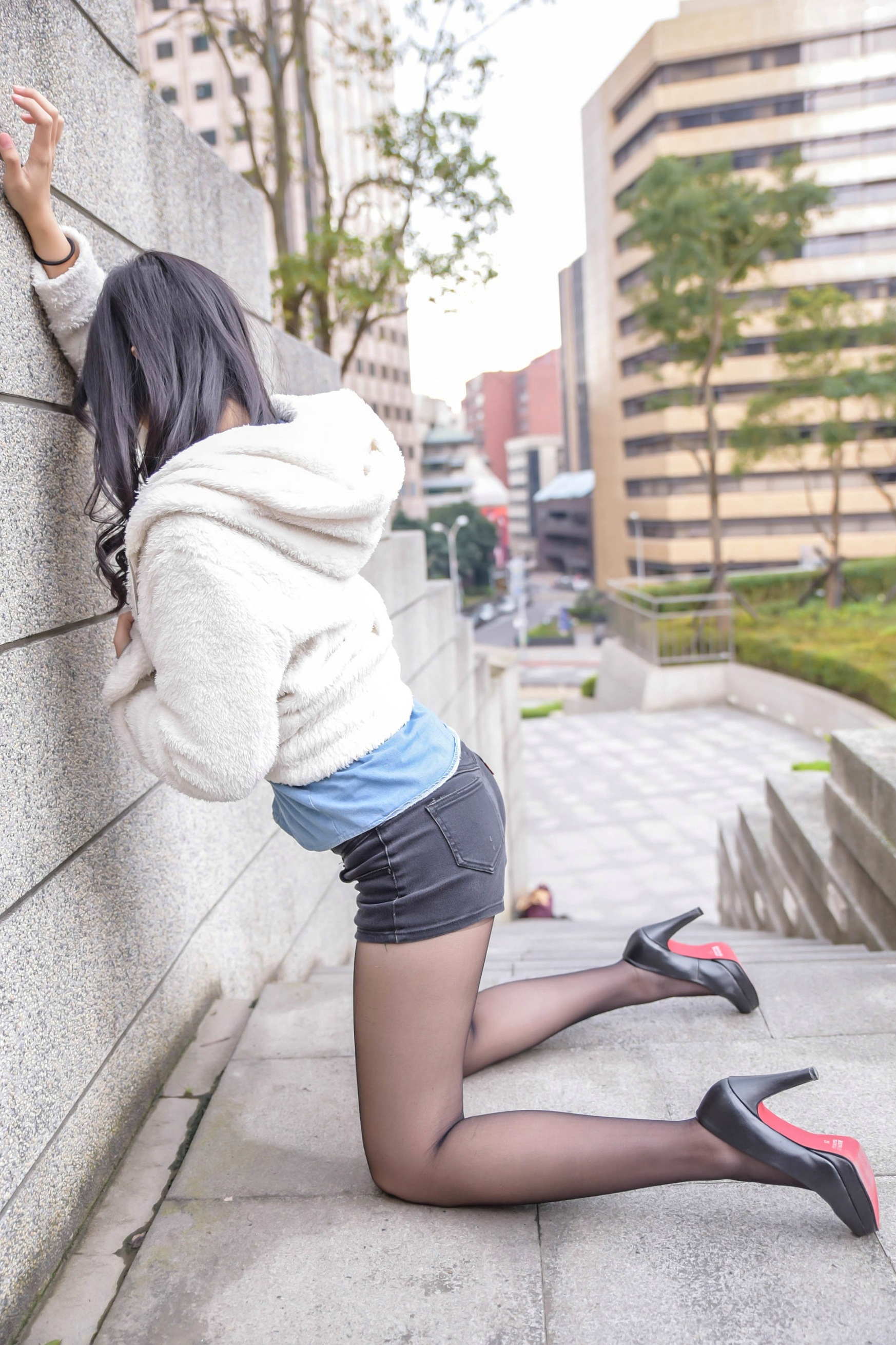 Gallery - 台湾正妹小枫《信义区外拍》街拍写真集：牛仔外套搭配露脐装，黑丝美腿展现都市诱惑风格台湾街拍美腿丝袜性感 女神私房照_秀色女神 - image 71