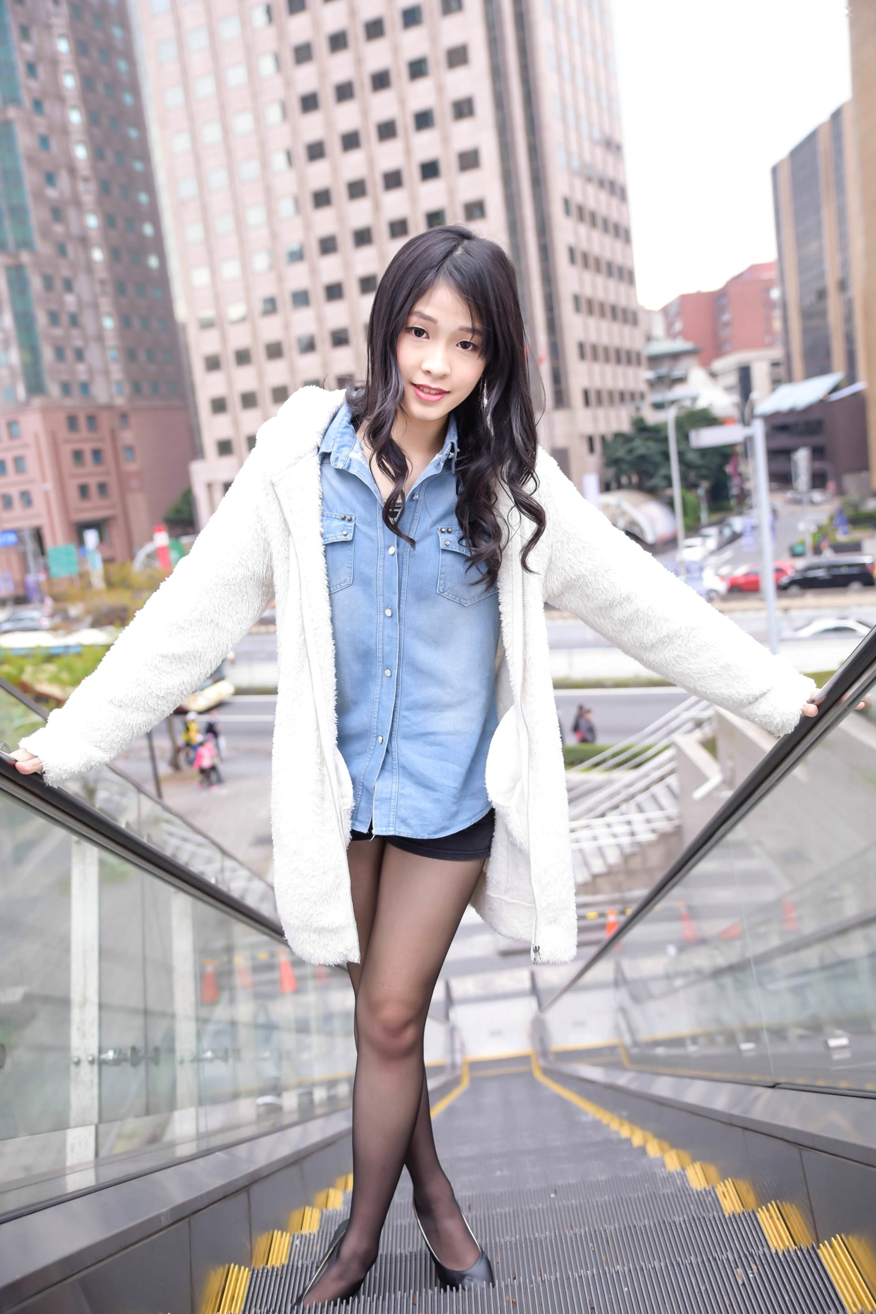Gallery - 台湾正妹小枫《信义区外拍》街拍写真集：牛仔外套搭配露脐装，黑丝美腿展现都市诱惑风格台湾街拍美腿丝袜性感 女神私房照_秀色女神 - image 87